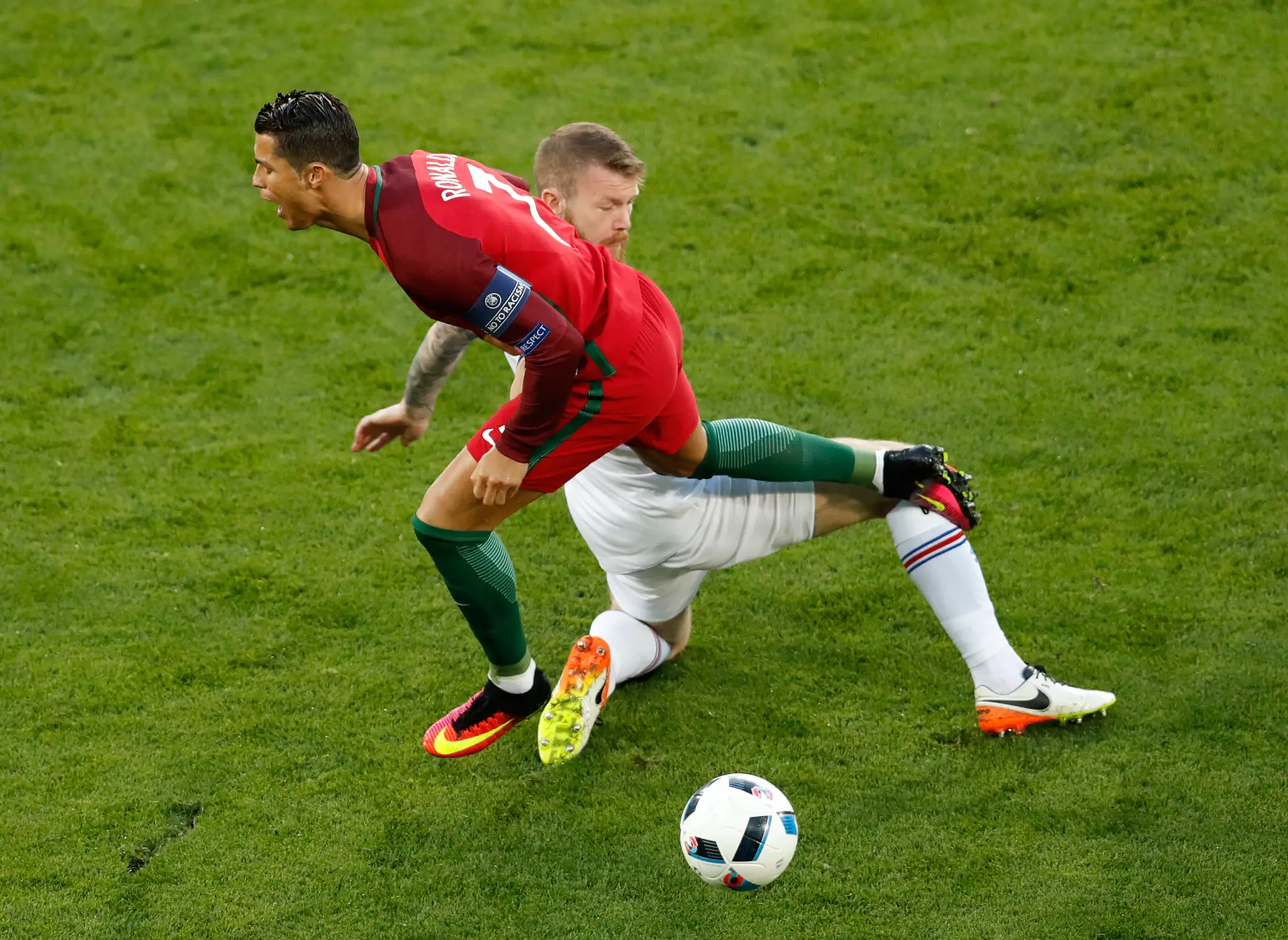 Portugalská superstar Cristiano Ronaldo (vľavo) v súboji s Islanďanom Aronom Gunnarssonom počas duelu na ME vo Francúzsku.