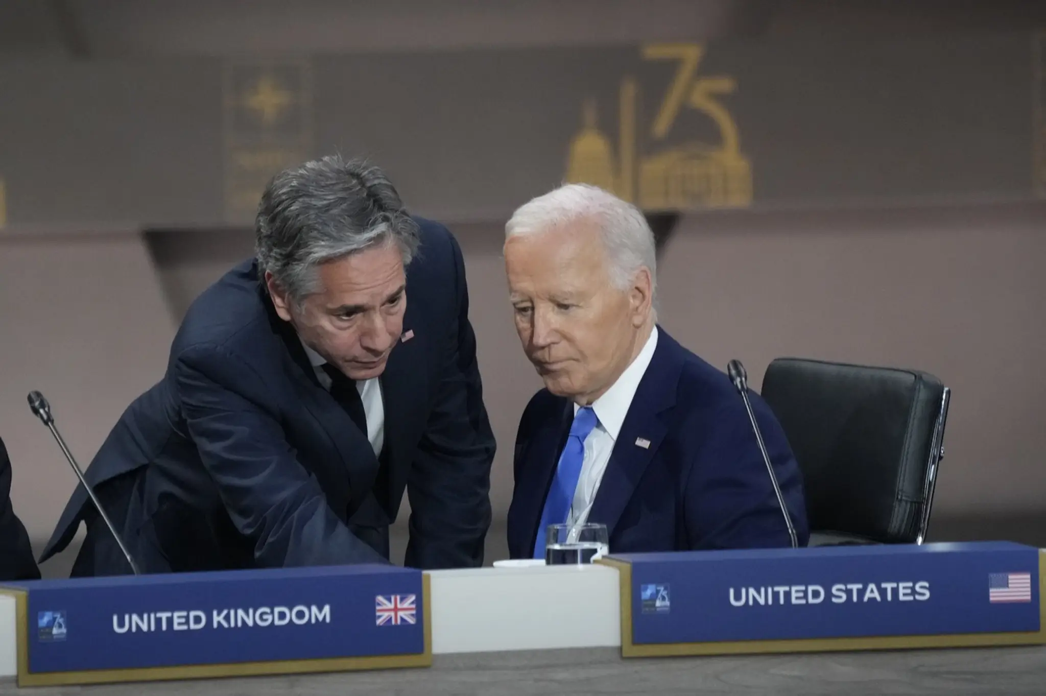 Americký prezident Joe Biden sedí vedľa ministra zahraničných vecí Anthonyho Blnkena počas summitu NATO vo Washingtone.