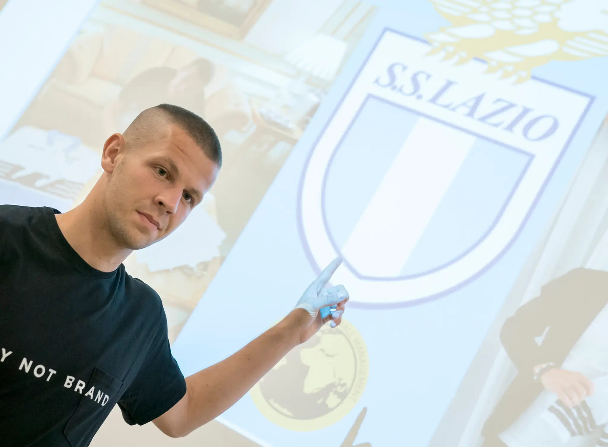Denis Vavro počas tlačovej konferencie po prestupe do Lazia Rím, vľavo jeho agent Martin Petráš.