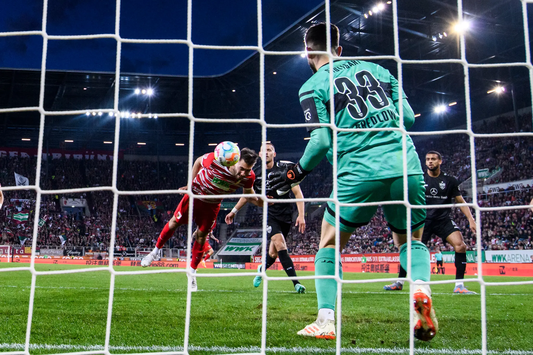 Hráč Augsburgu Dion Beljo strieľa gól v zápase 29. kola nemeckej Bundesligy