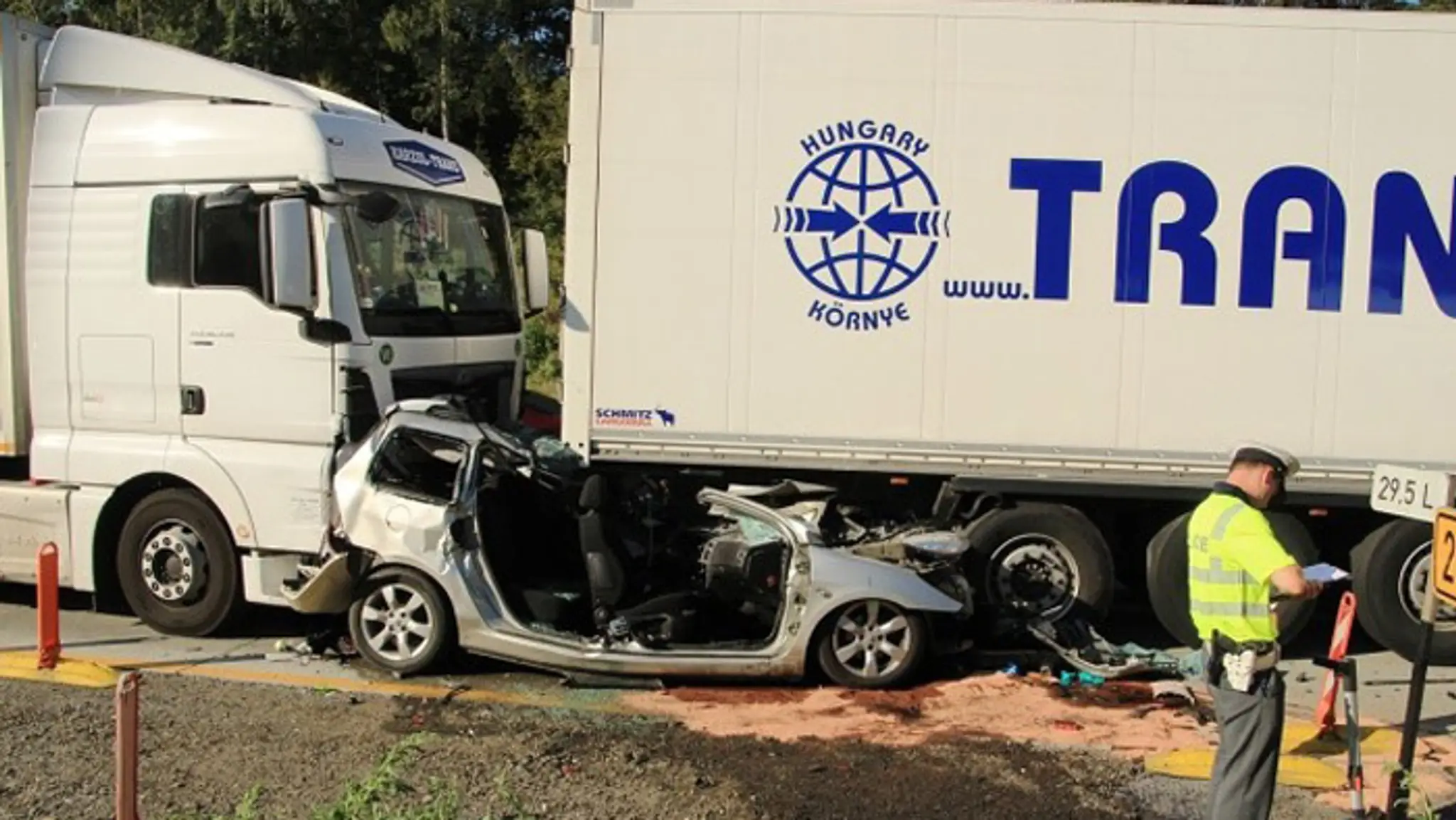 Kamióny zlisovali auto na českej diaľnici.