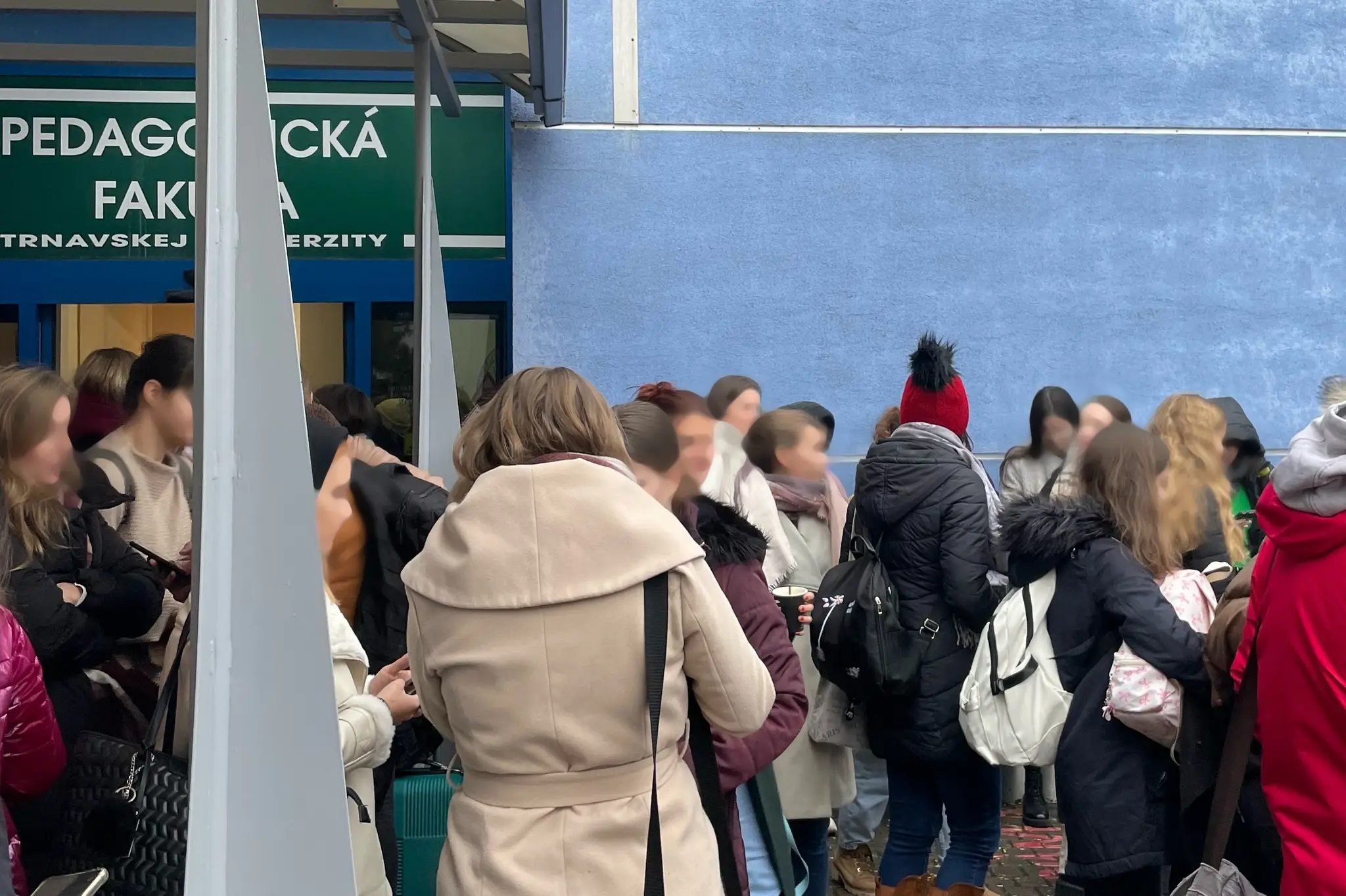 Na snímke študenti stoja pred Pedagogickou fakultou Trnavskej univerzity po evakuácii budovy z dôvodu nahlásenia bomby v Trnave.