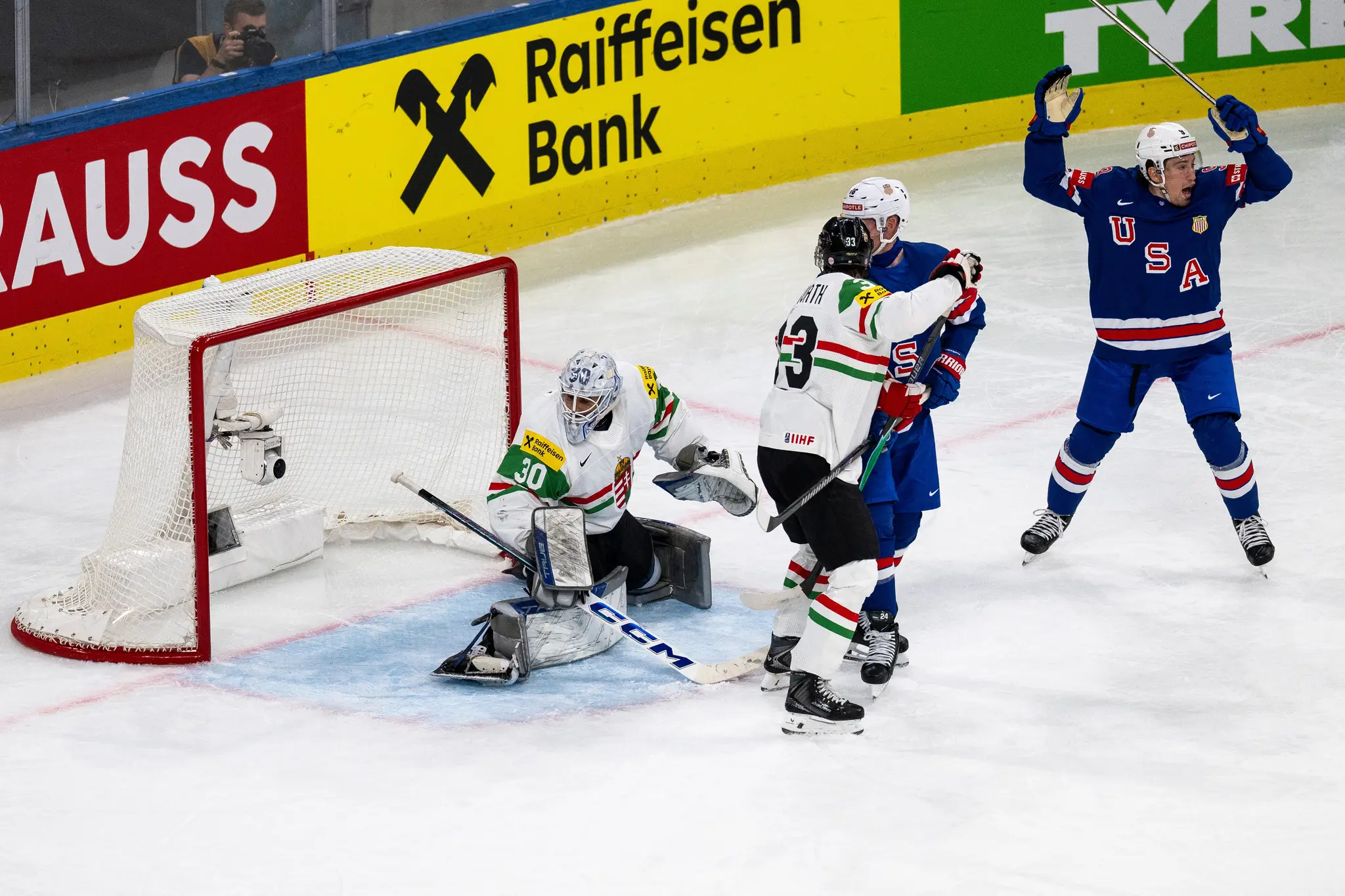 Americký hokejista Ryan Leonard (vpravo) sa raduje z gólu.
