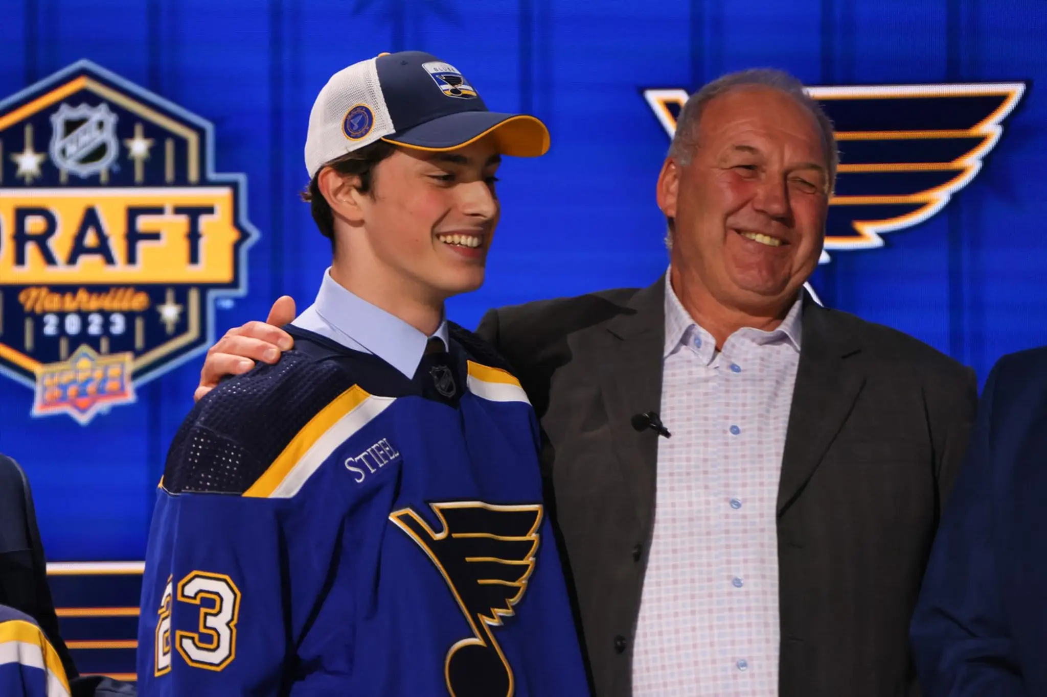 Vysmiaty Dalibor Dvorský (vľavo) po tom, ako na NHL drafte 2023 po ňom z desiatej pozície siahol St. Louis.