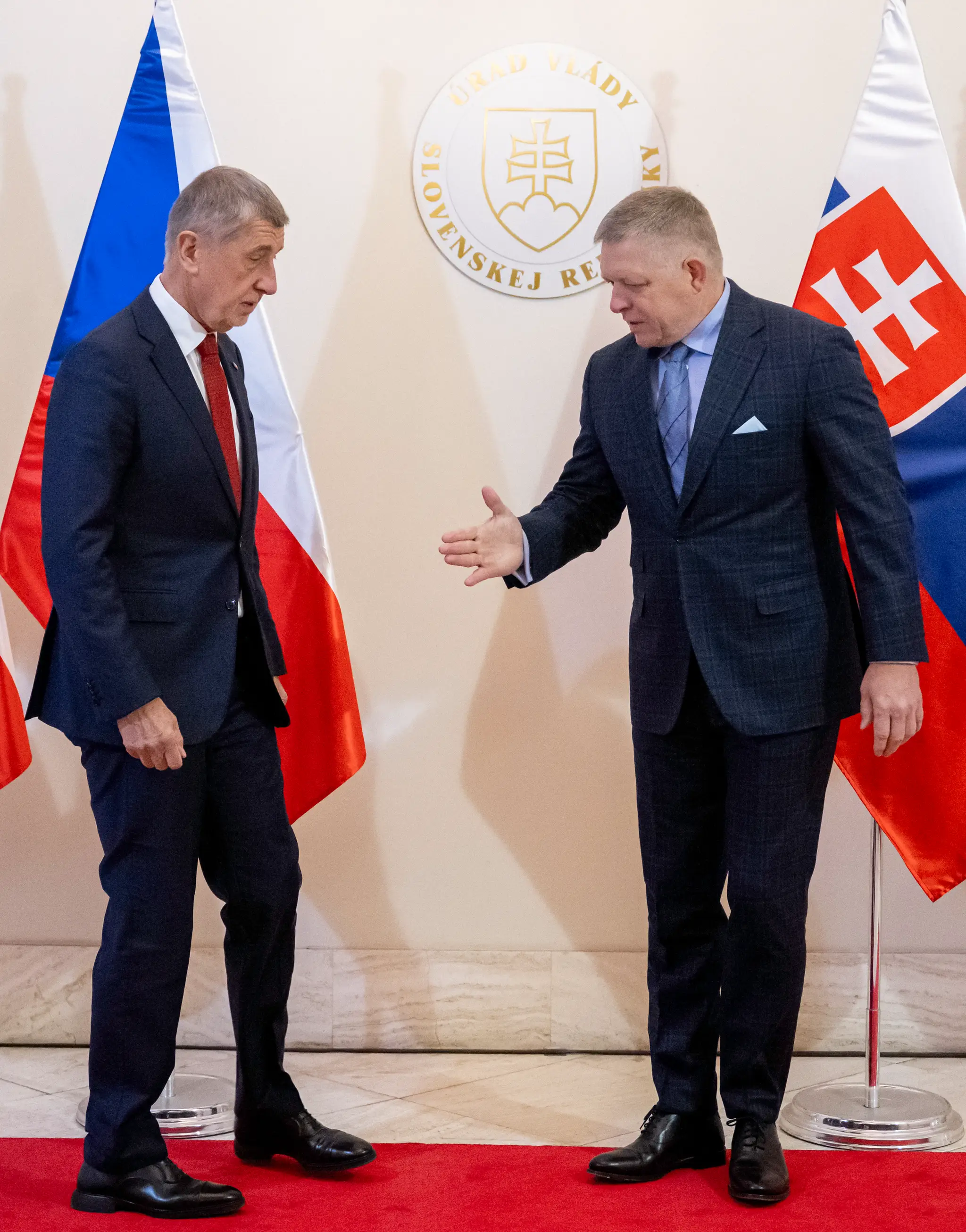Slovenský premiér Robert Fico (vpravo) a český premiér Andrej Babiš sa vítajú počas stretnutia v Bratislave.