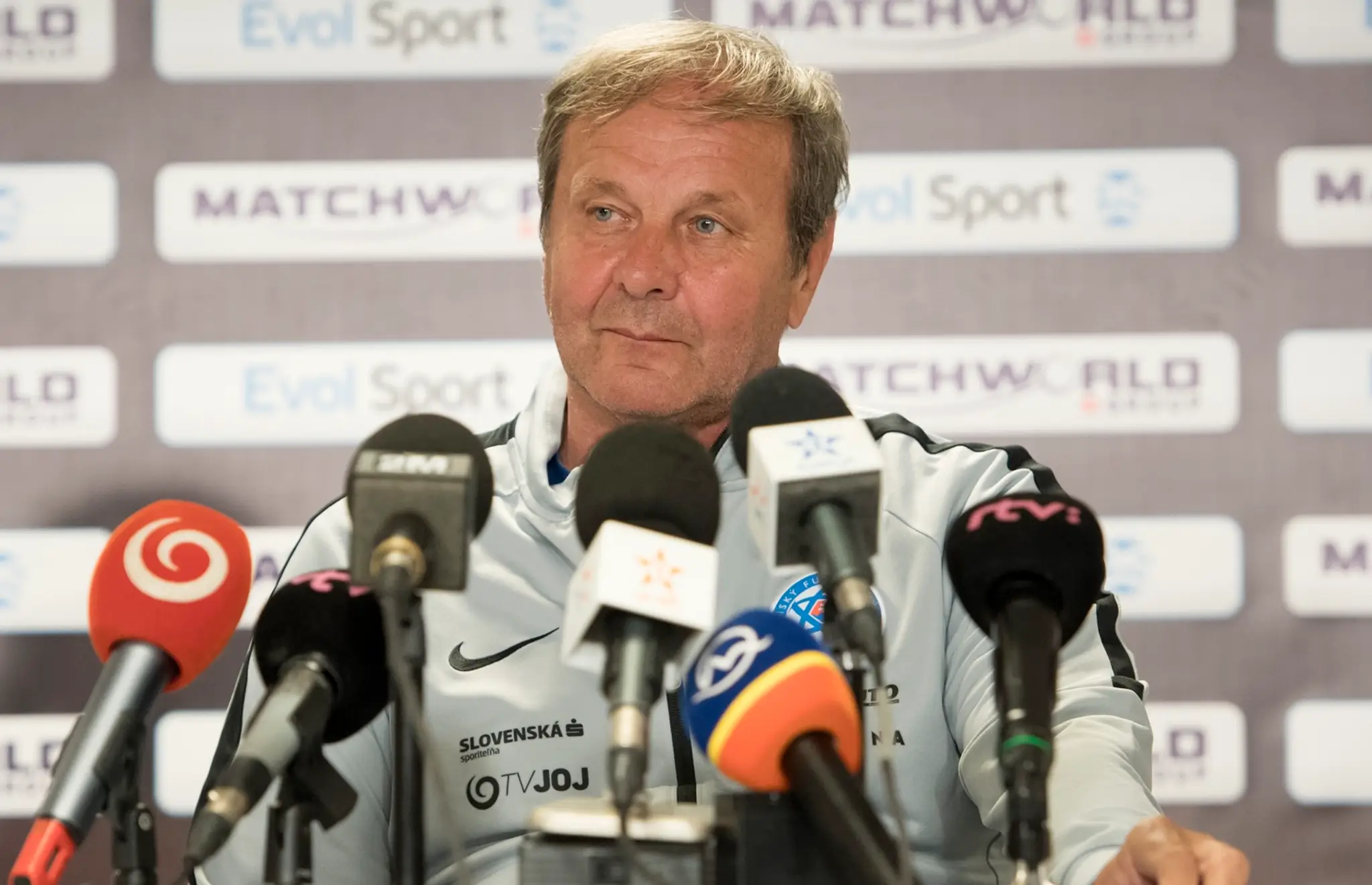Na snímke tréner slovenskej futbalovej reprezentácie Ján Kozák počas tlačovej konferencie k zápasu Slovensko - Maroko.