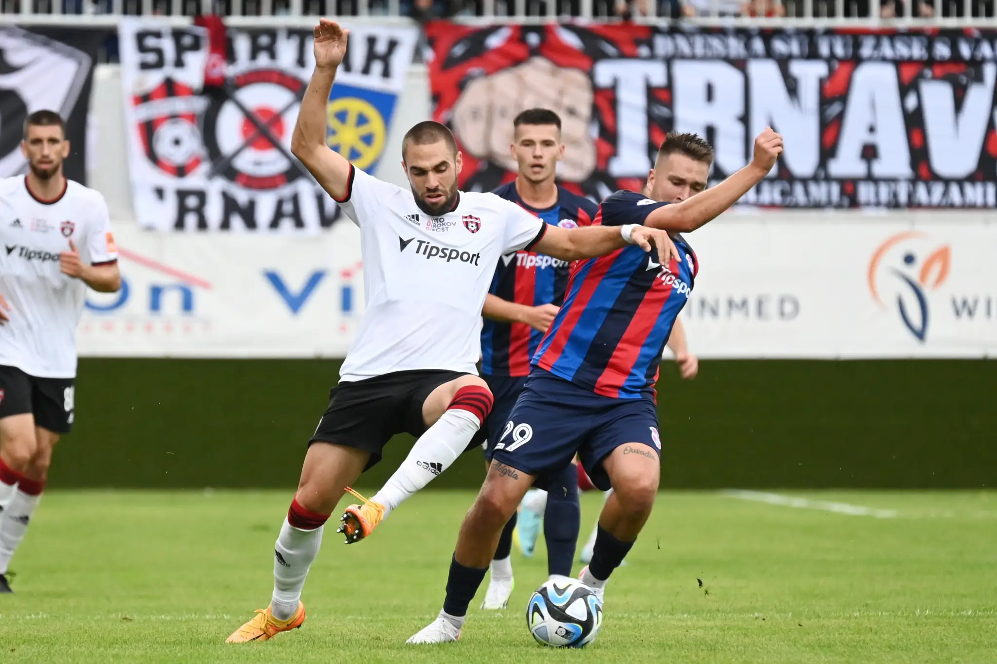 Vľavo hráč Trnavy Filip Bainovič a hráč ViOnu Adam Brenkus počas zápasu 2. kola Niké ligy.