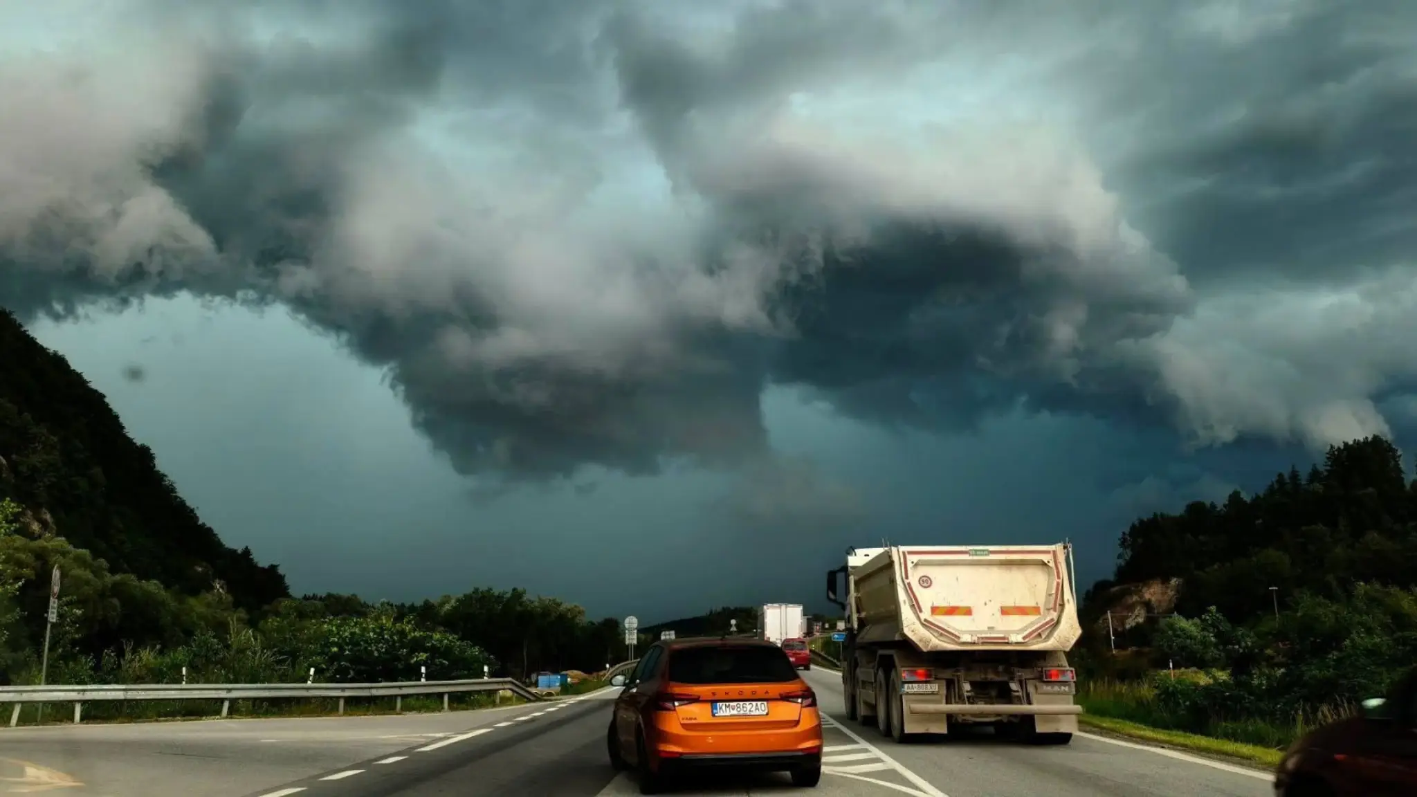 Na severe Slovenska udreli búrky.