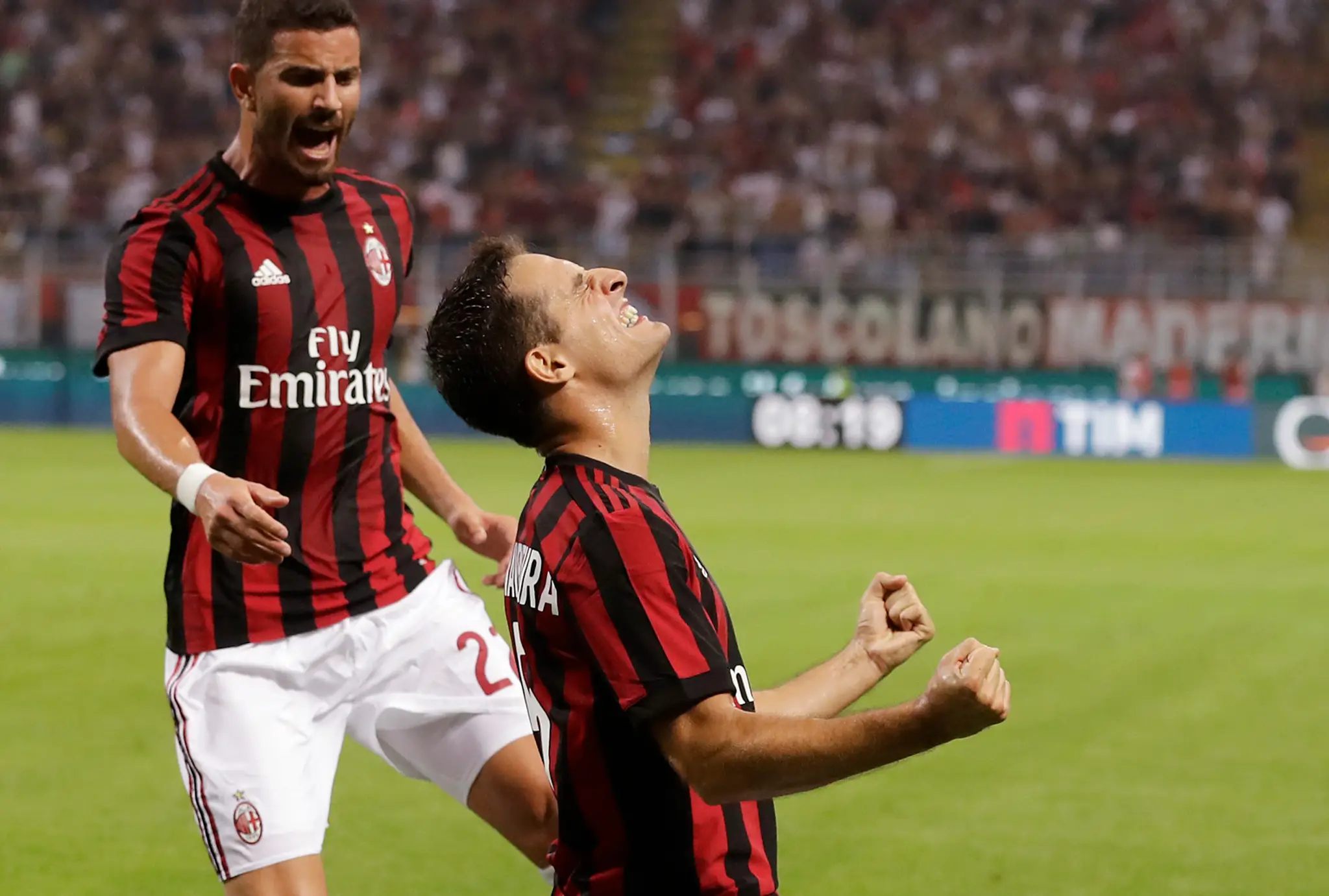Giacomo Bonaventura (vpredu) z AC Milána jasá po góle v predkole EL proti Craiove.