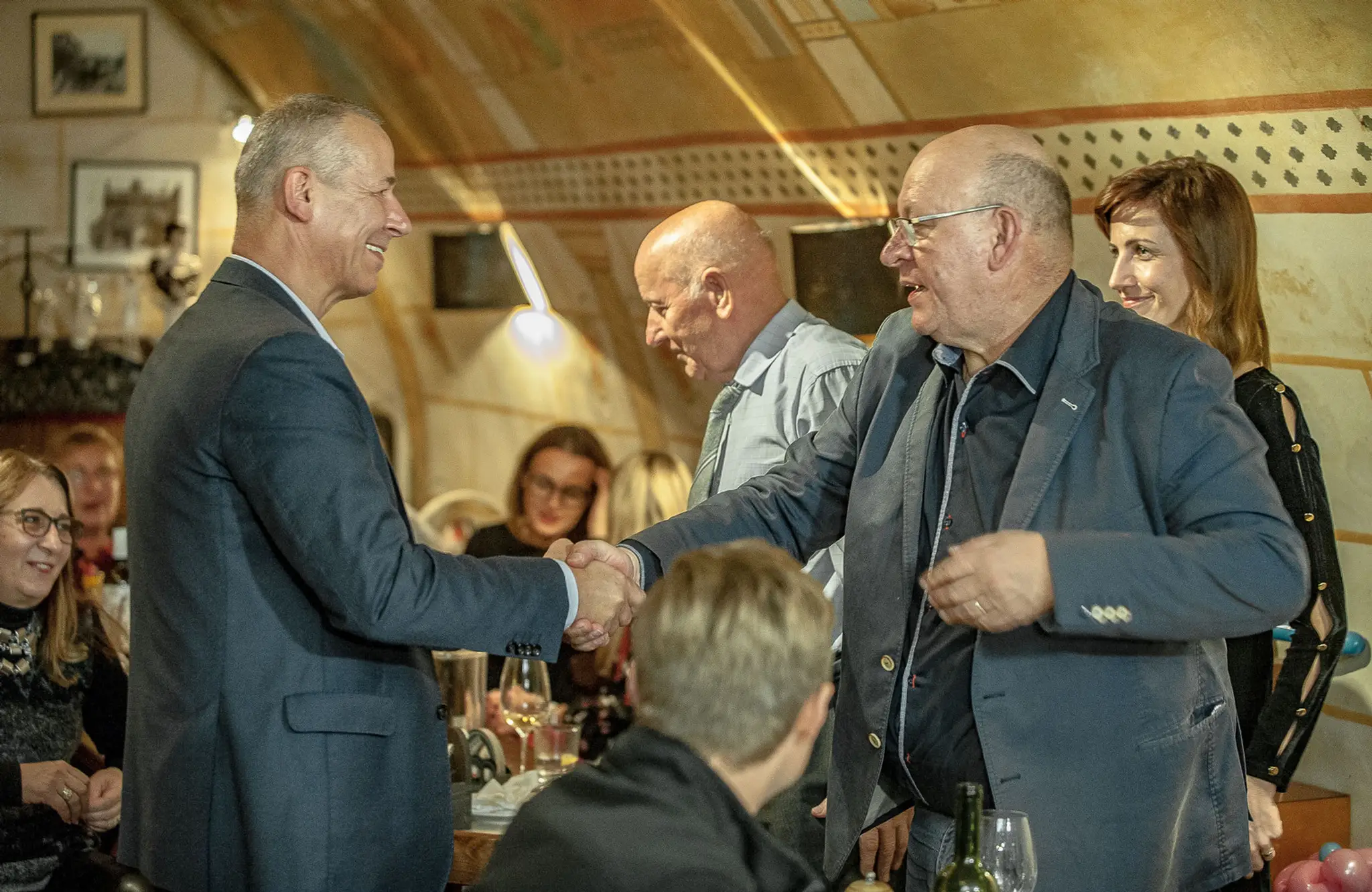 Ján Nosko, novozvolený primátor Banskej Bystrice, prijíma gratulácie.