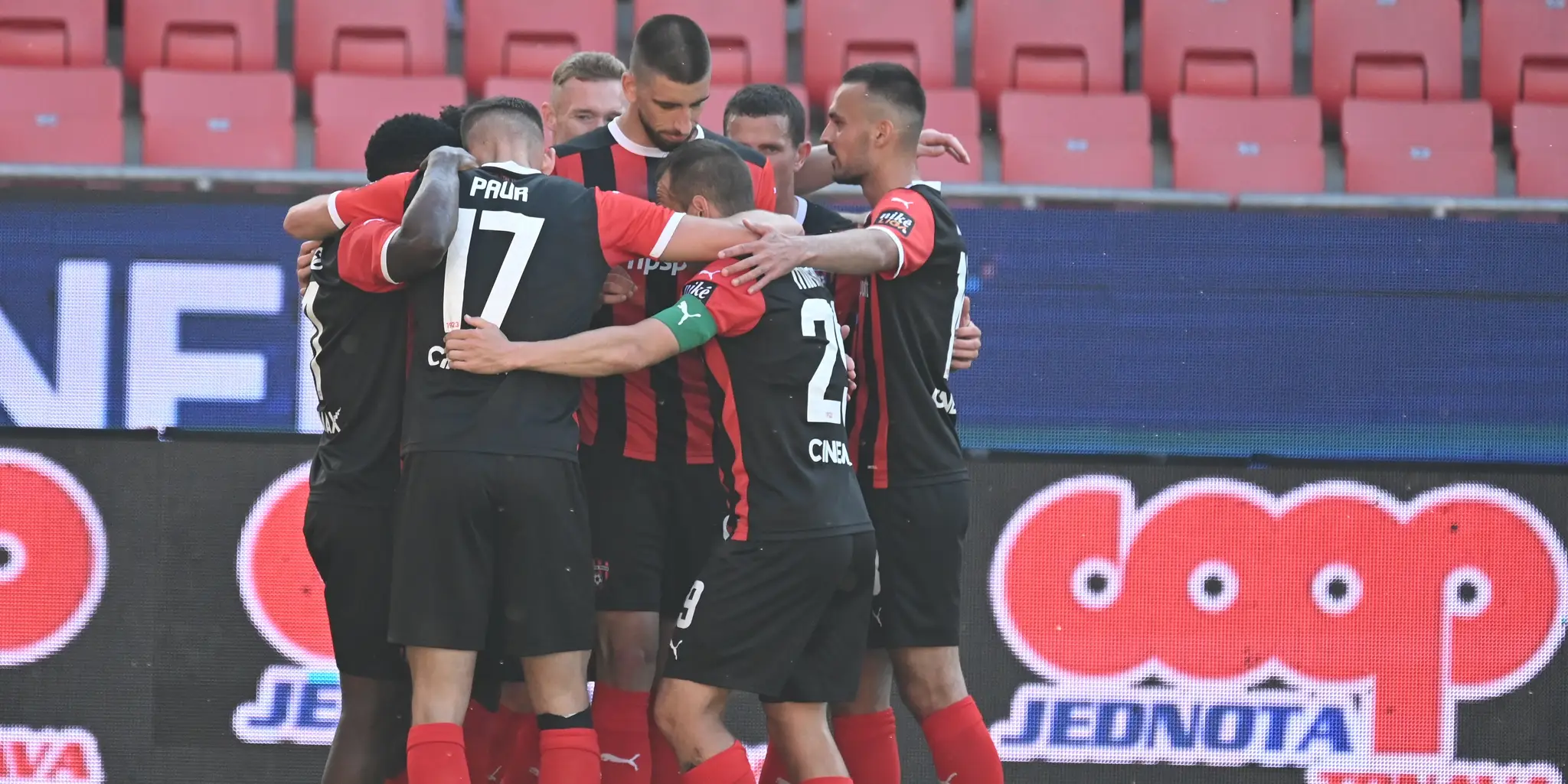 Radosť hráčov Spartaka po strelení gólu v dueli proti Podbrezovej.