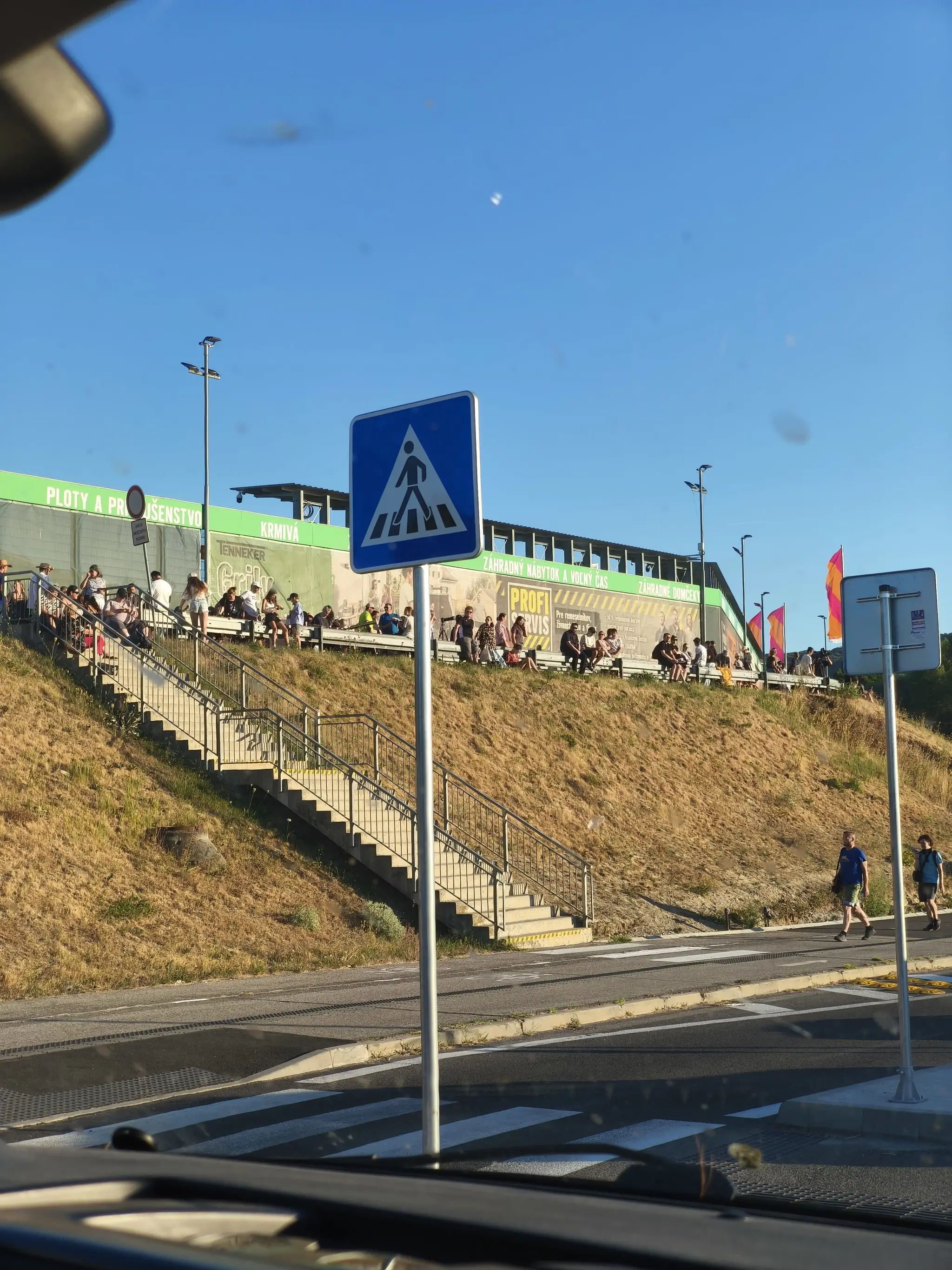 Ľudia v Bratislave sledujú zatmenie Slnka.