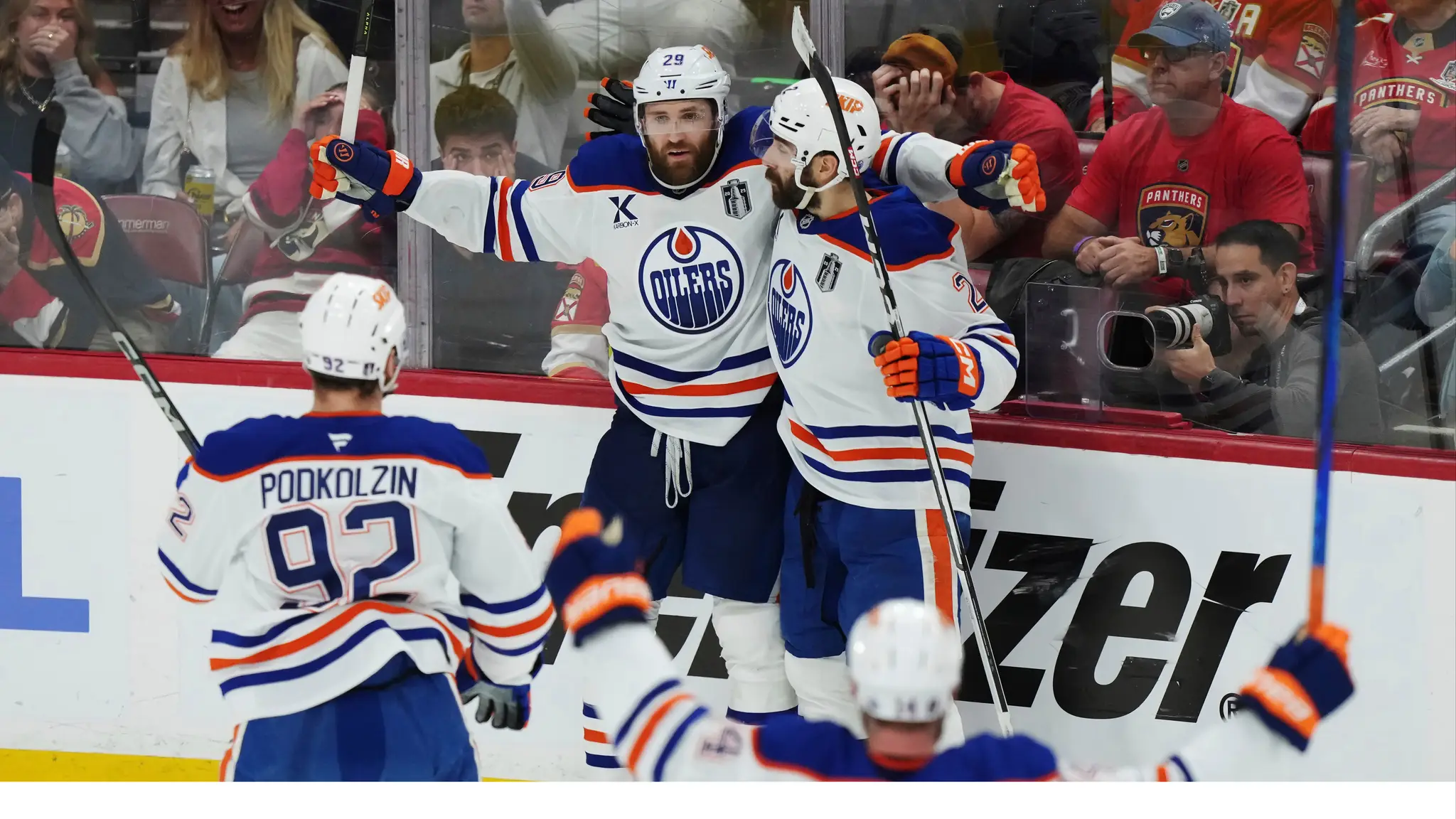 Hokejisti Edmontonu Oilers sa tešia z gólu. (cropped)