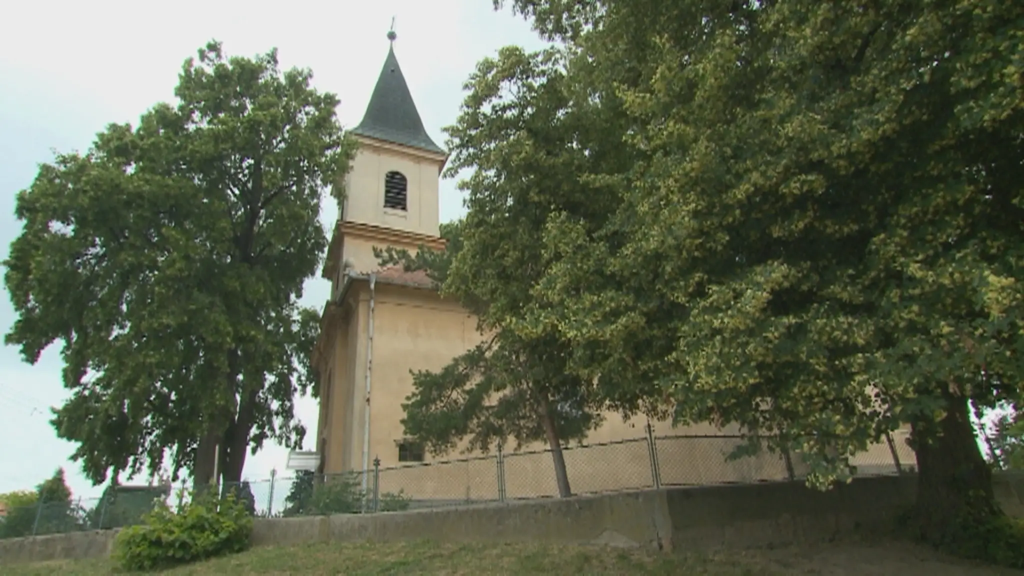 Materiálne škody po búrke v Dombressone  na severozápade Švajčiarska.