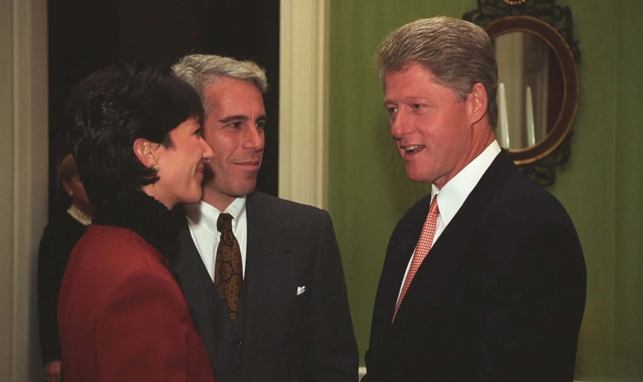 Ghislaine Maxwellová s Jeffreym Epsteinom v Bielom dome s prezidentom USA Billom Clintonom na archívnej snímke z roku 1993.