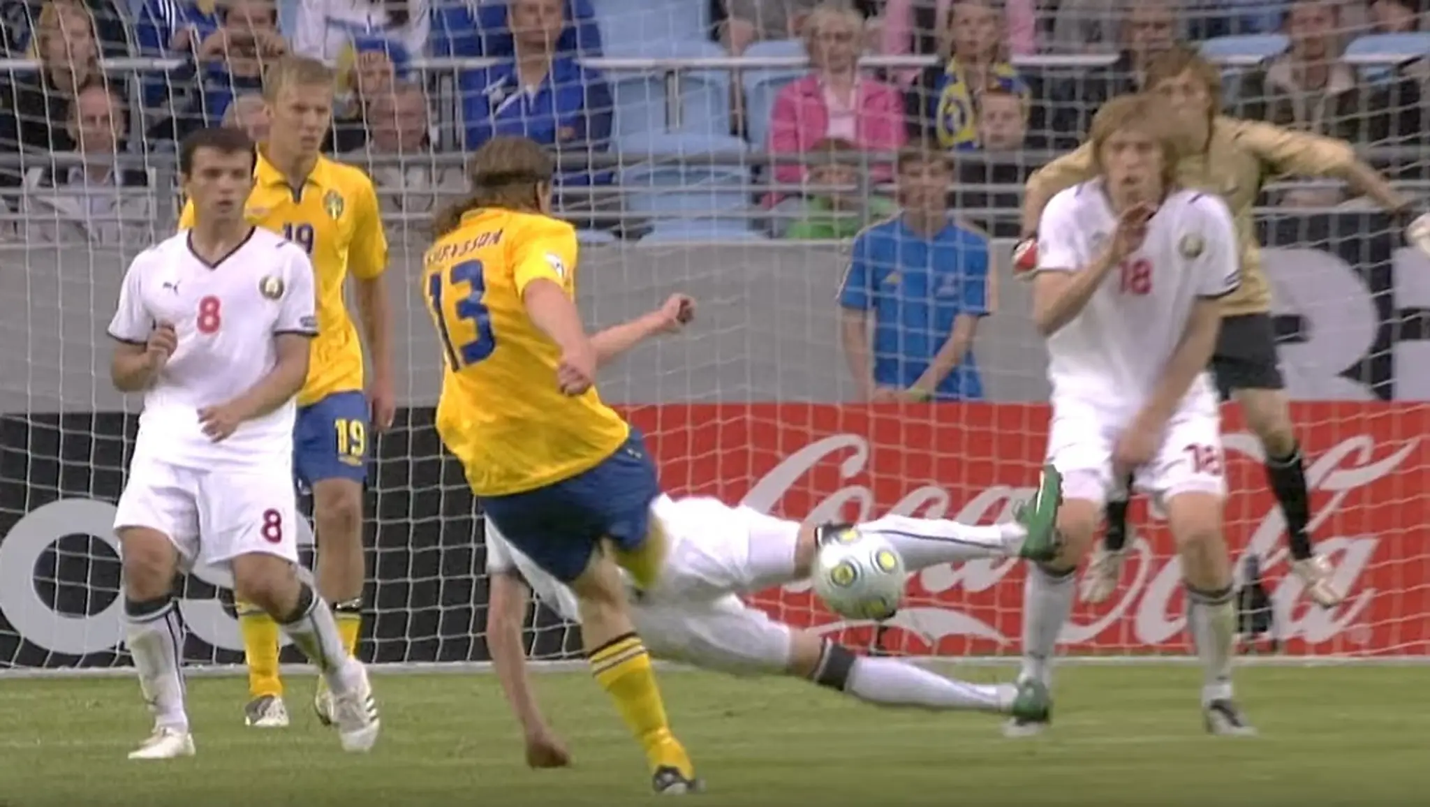 Švéd Gustaf Svensson strieľa gól Bielorusku.