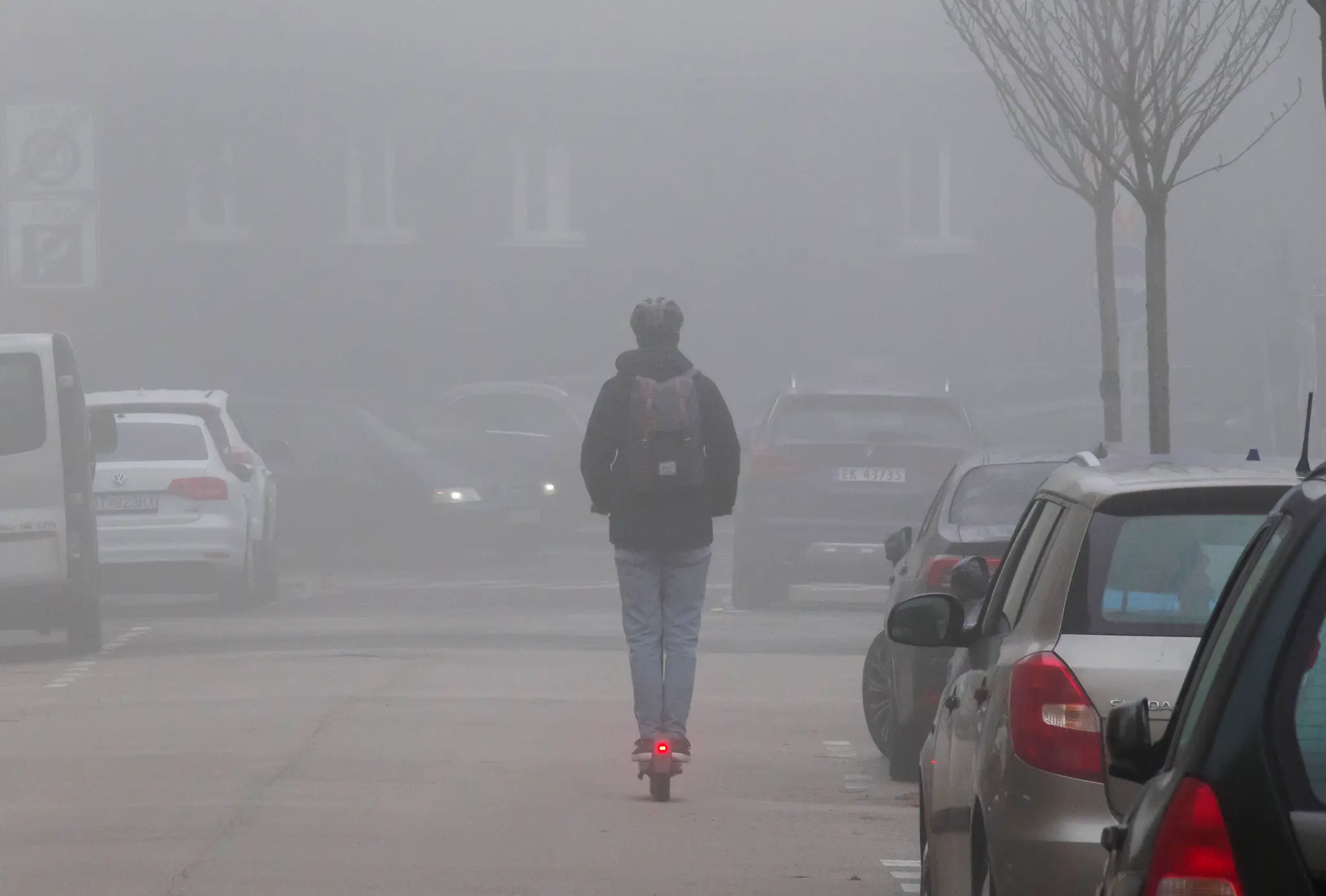 Na snímke muž jazdí na elektrokolobežke