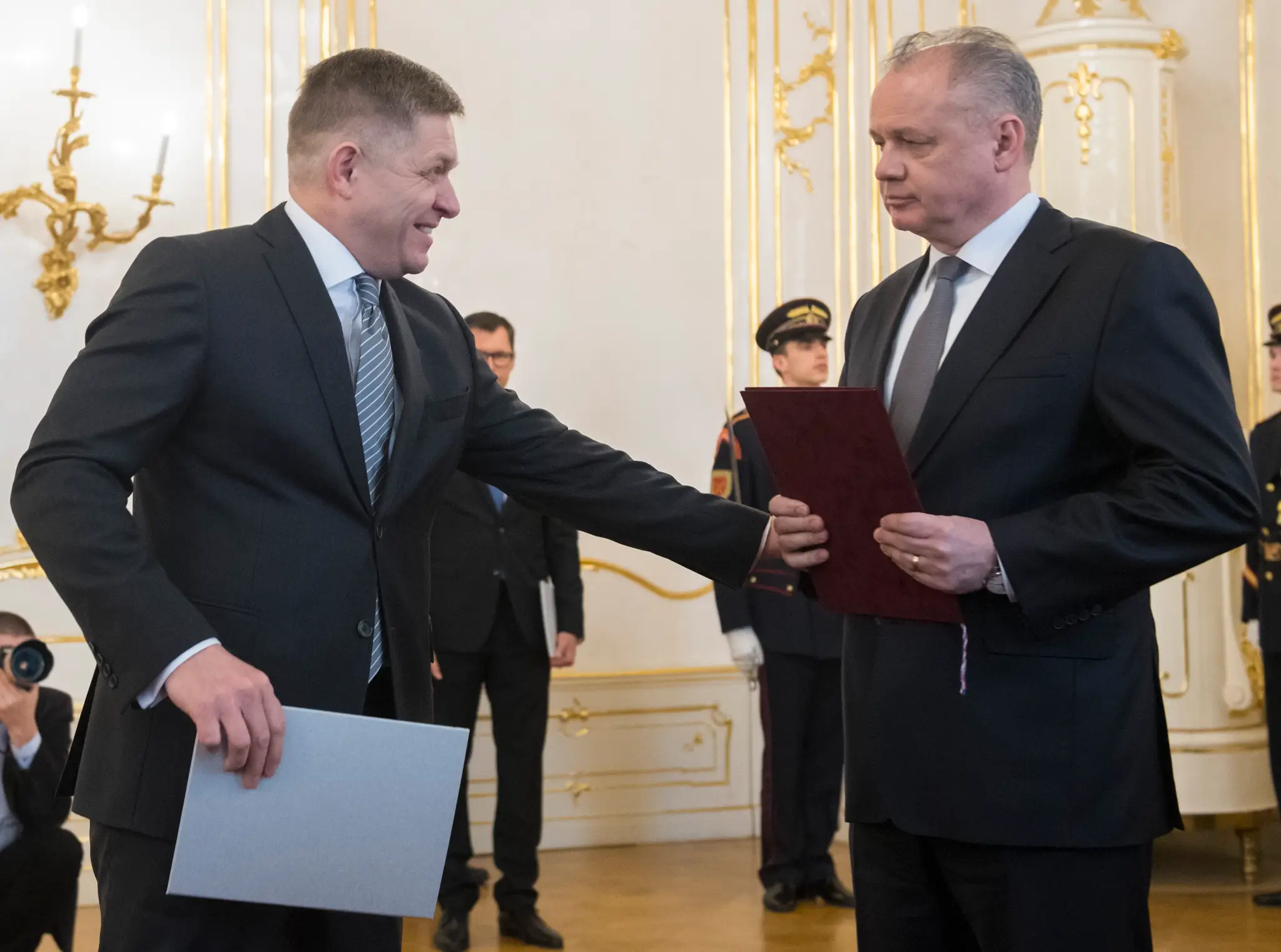 Robert Fico podáva demisiu prezidentovi Andrejovi Kiskovi po vražde Jána Kuciaka a Martiny Kušnírovej v roku 2018.