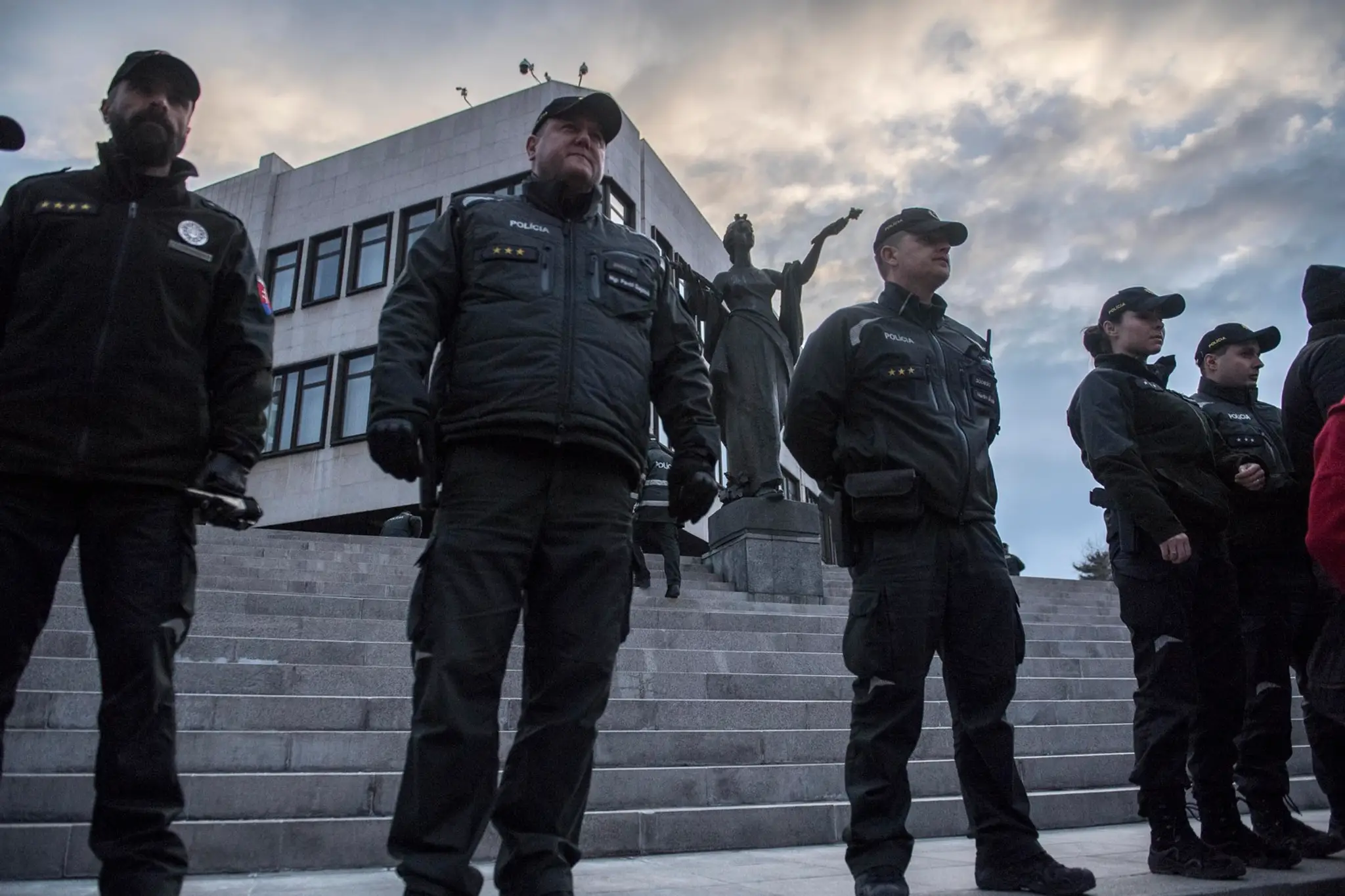 Policajné jednotky dohliadajú na účastníkov, ktorí pokračovali pred Národnú radu SR po skončení tichého pochodu.
