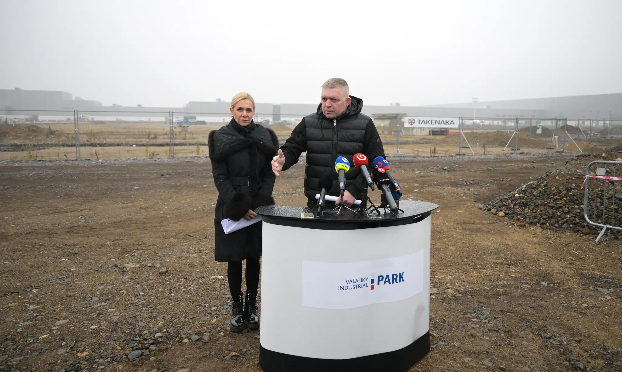 Robert Fico počas tlačovej konferencie v priemyselnom parku Valaliky