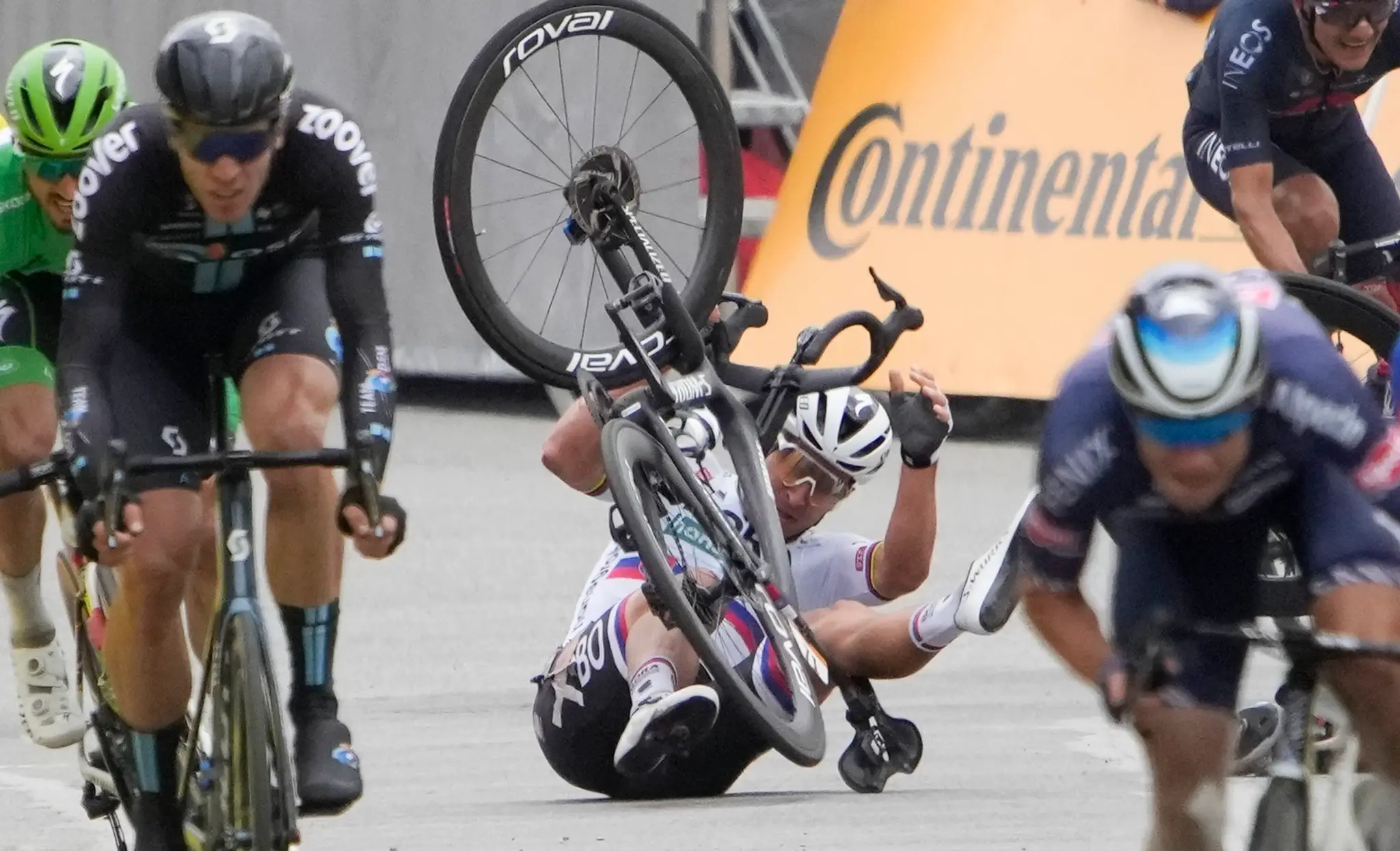 Peter Sagan po kolízii s Ewanom.