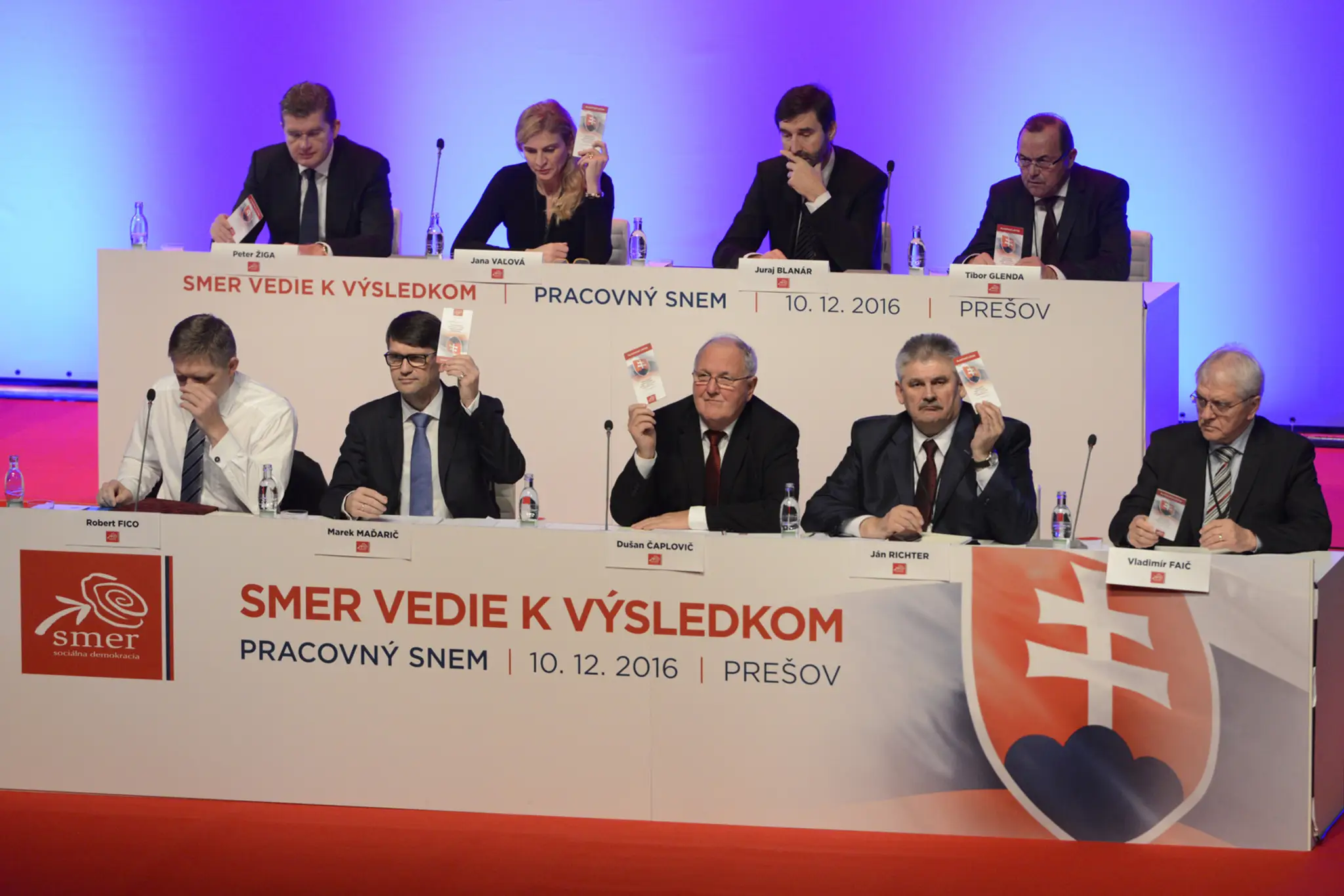 Predsedníctvo strany Smer-SD počas jedného z hlasovaní o programe na úvod pracovného snemu strany v Prešove 