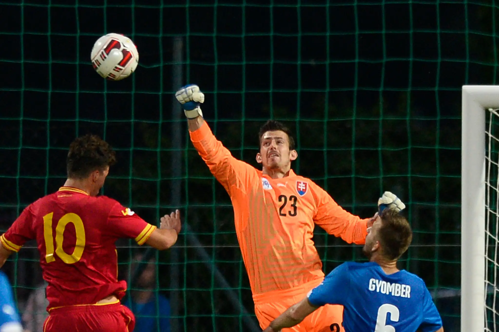 Brankár Slovenska Martin Dúbravka a hráč Čiernej Hory Marko Bakič v prípravnom zápase Slovensko - Čierna Hora