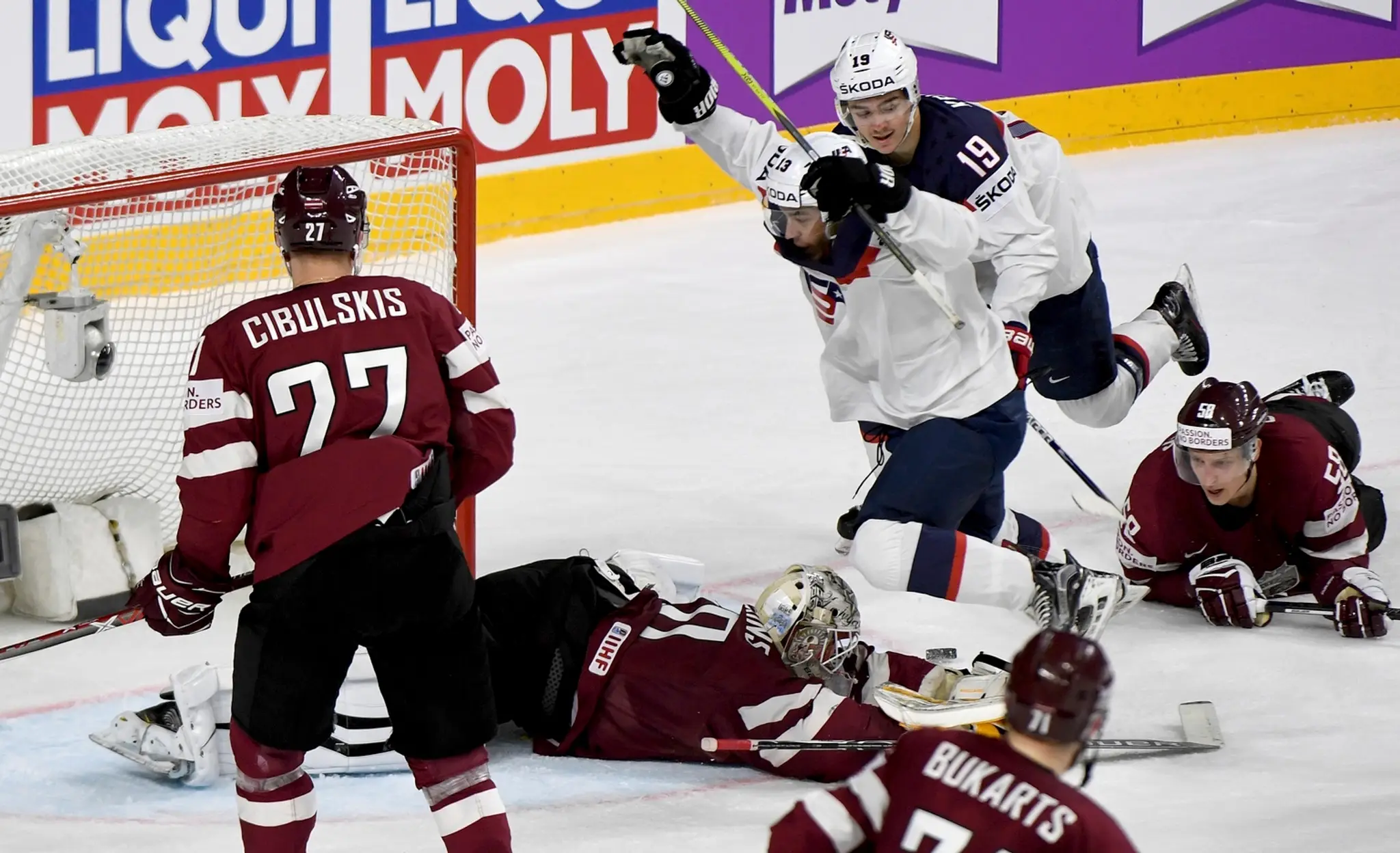 Johnny Gaudreau (s rukami hore) oslavuje gól USA v dueli MS 2017 proti Lotyšsku.