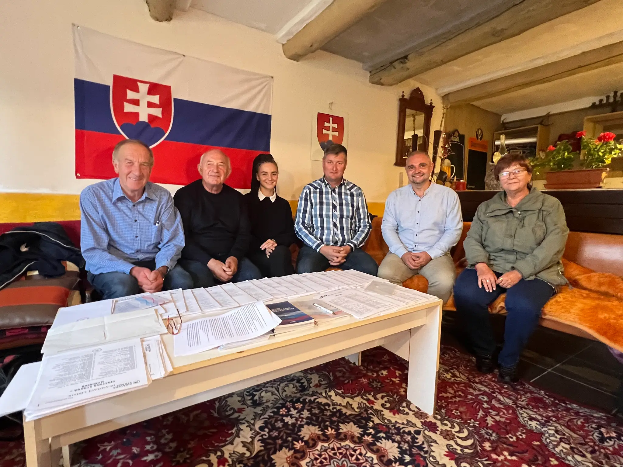 Členovia okrskovej volebnej komisie sedia v súkromnom rodinnom dome v obci Ondavka, v ktorom sa nachádza volebná miestnosť.