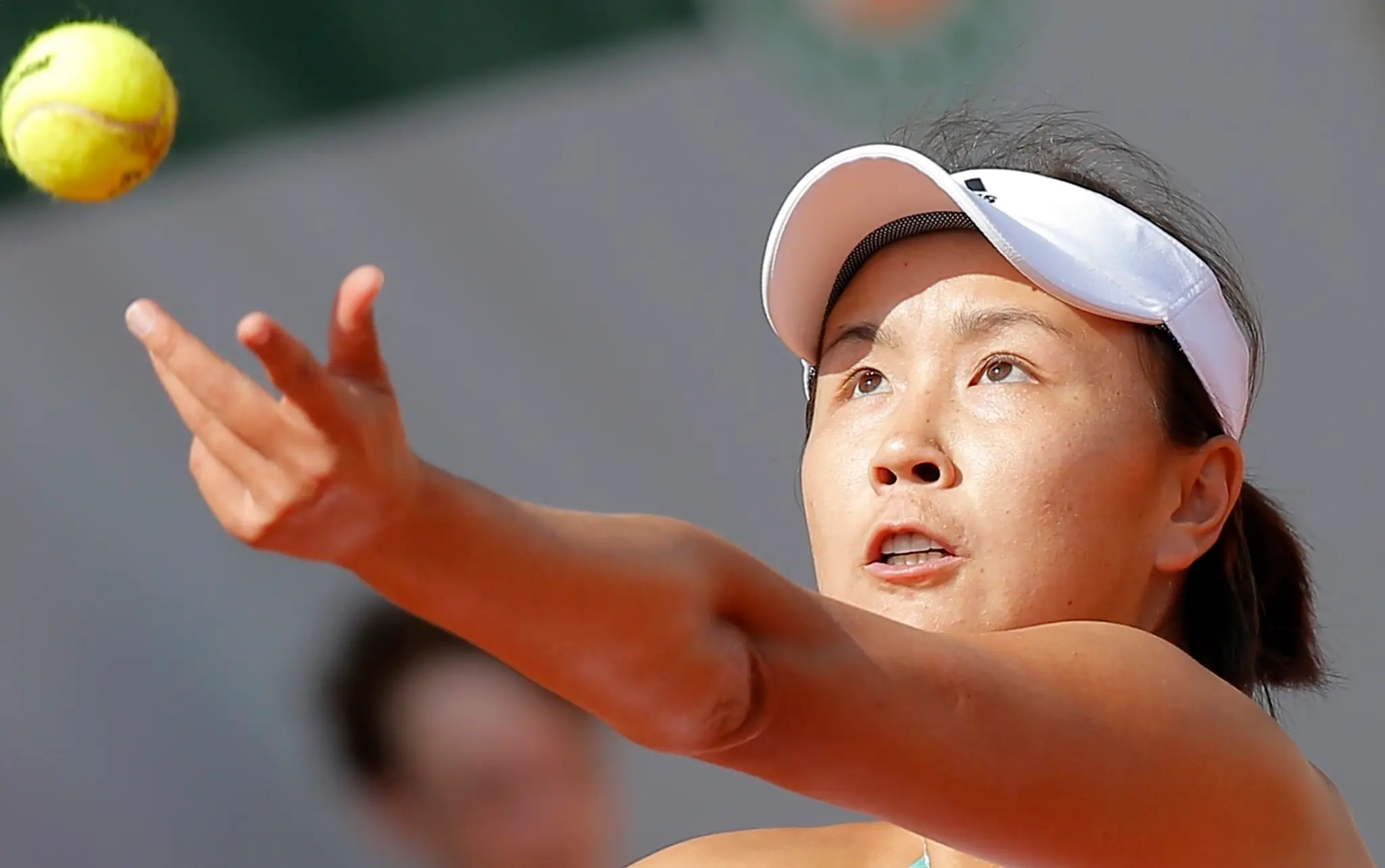 Čínska tenistka Šuaj Pcheng podáva v zápase 1. kola proti Rumunke Sorane Cirsteovej na turnaji Roland Garros 2017.