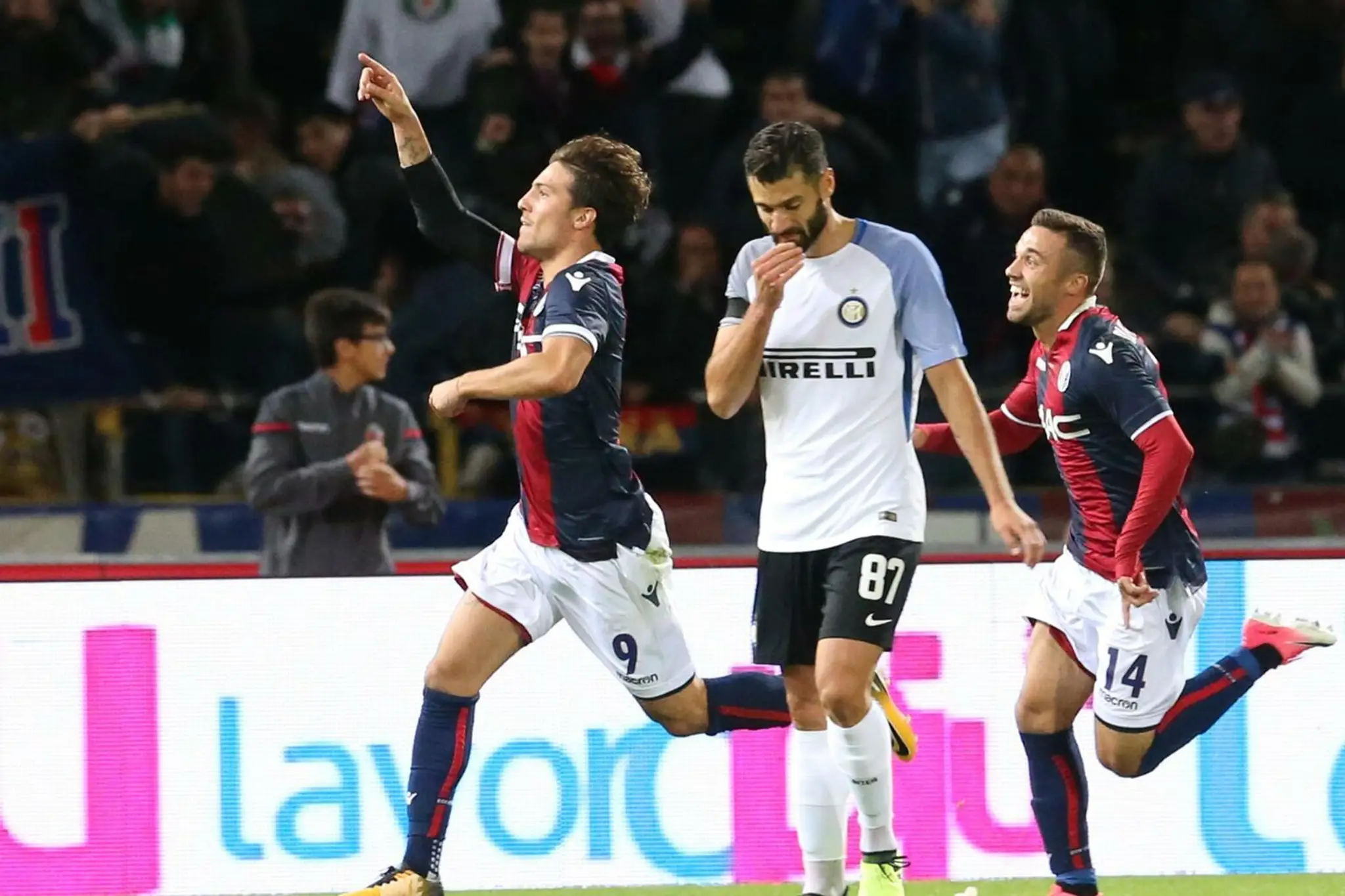 Simone Verdi (vľavo) z Bologne oslavuje svoj zásah v ligovom dueli proti Interu.