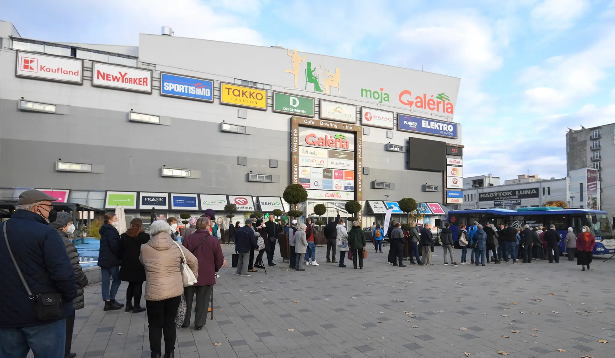 Mobilné očkovanie pred obchodným centrom v Košiciach 9. novembra 2021.