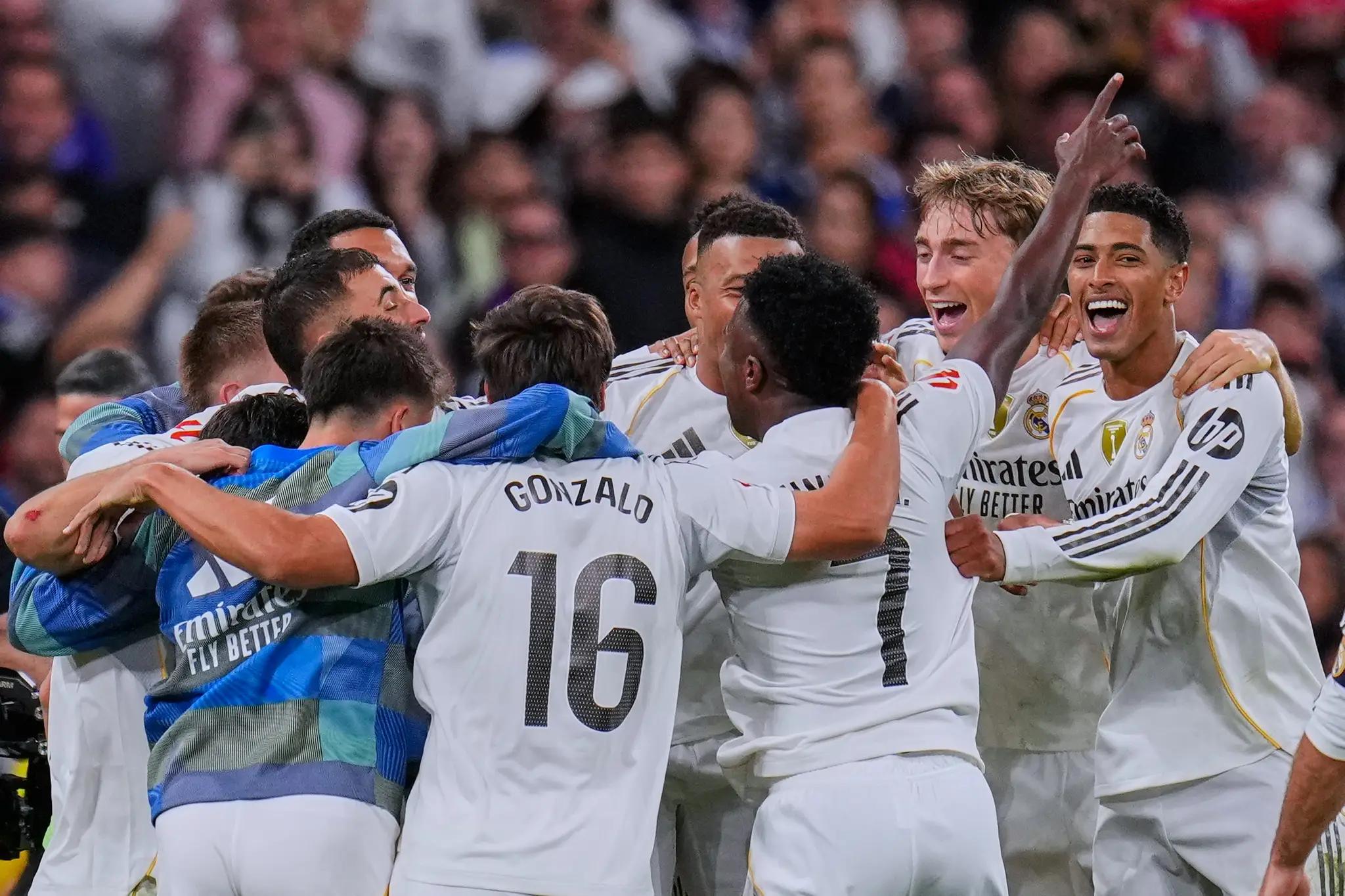 Futbalisti Realu Madrid oslavujú triumf.