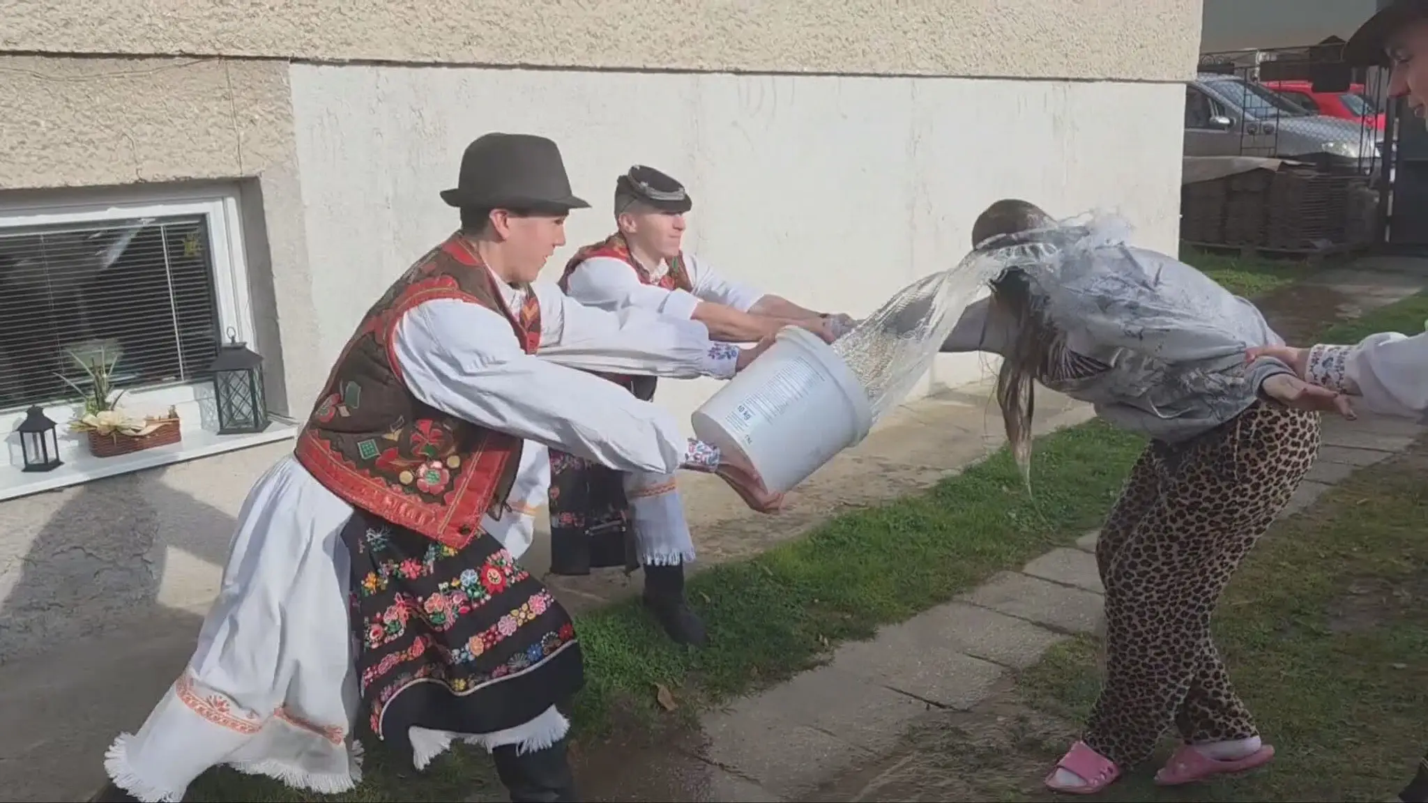 Súčasťou Veľkej noci je každoročne aj oblievačka.