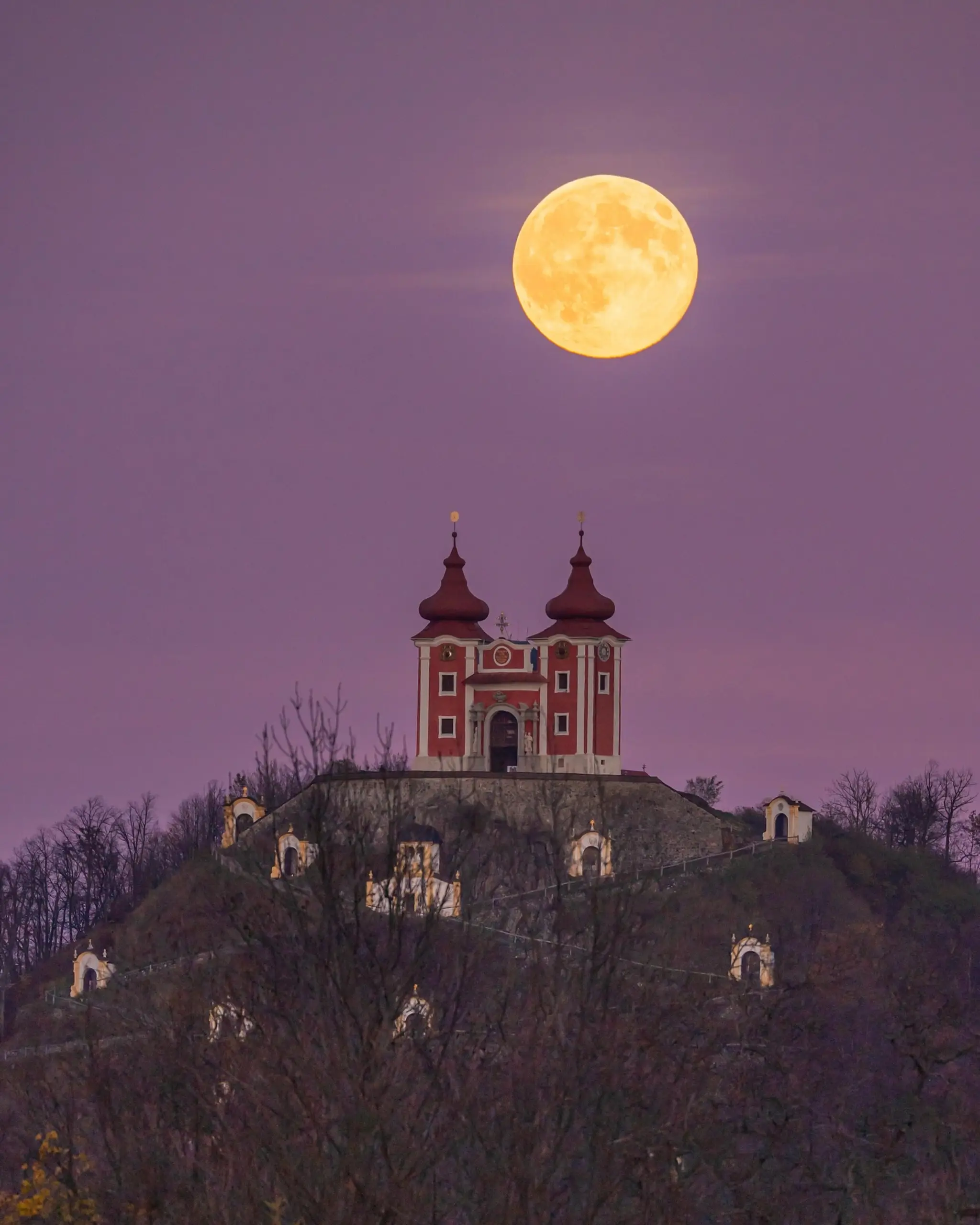 Novembrový spln nad Banskou Štiavnicou.