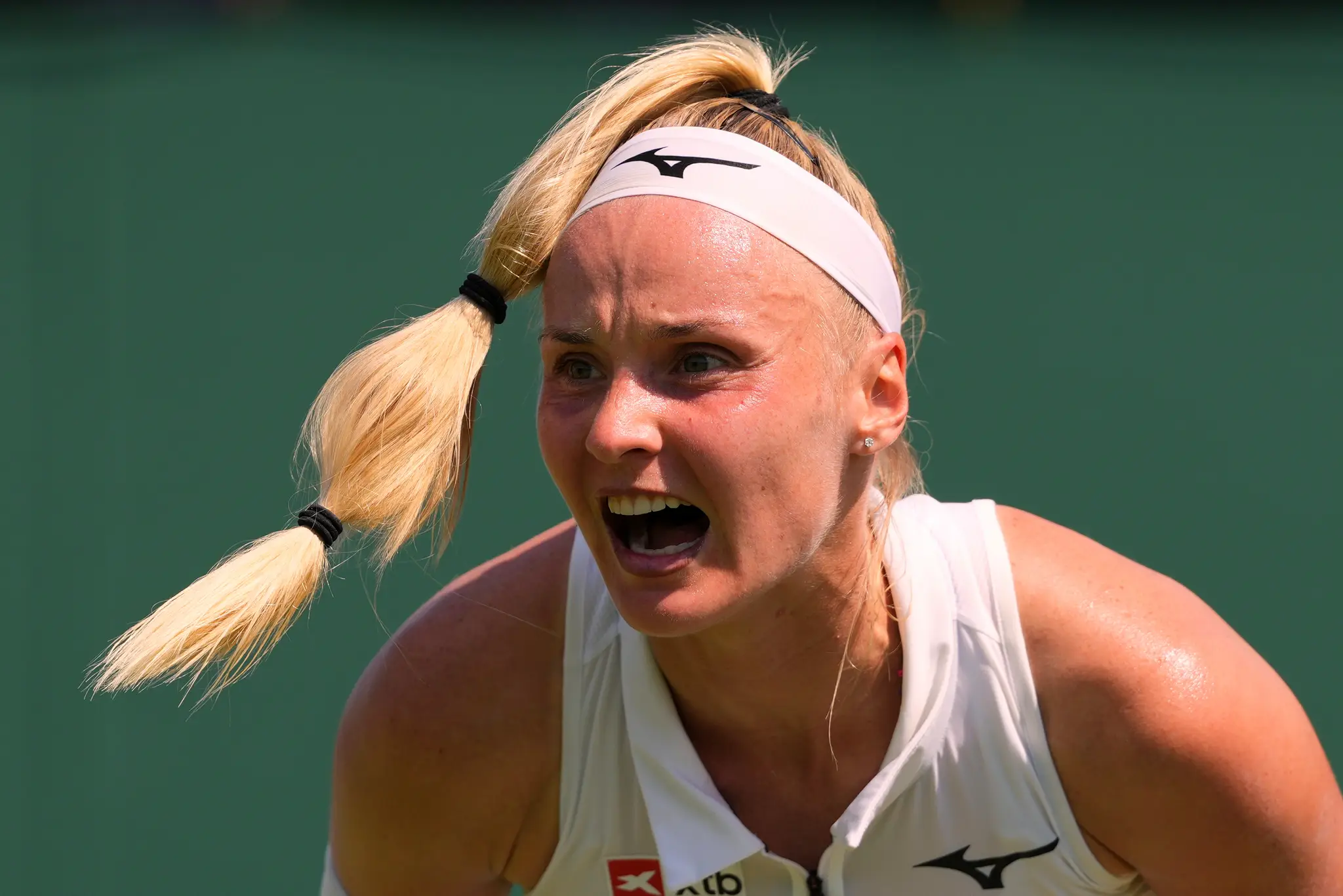 Slovenská tenistka Rebecca Šramková čaká na loptičku v zápase 1. kola ženskej dvojhry.