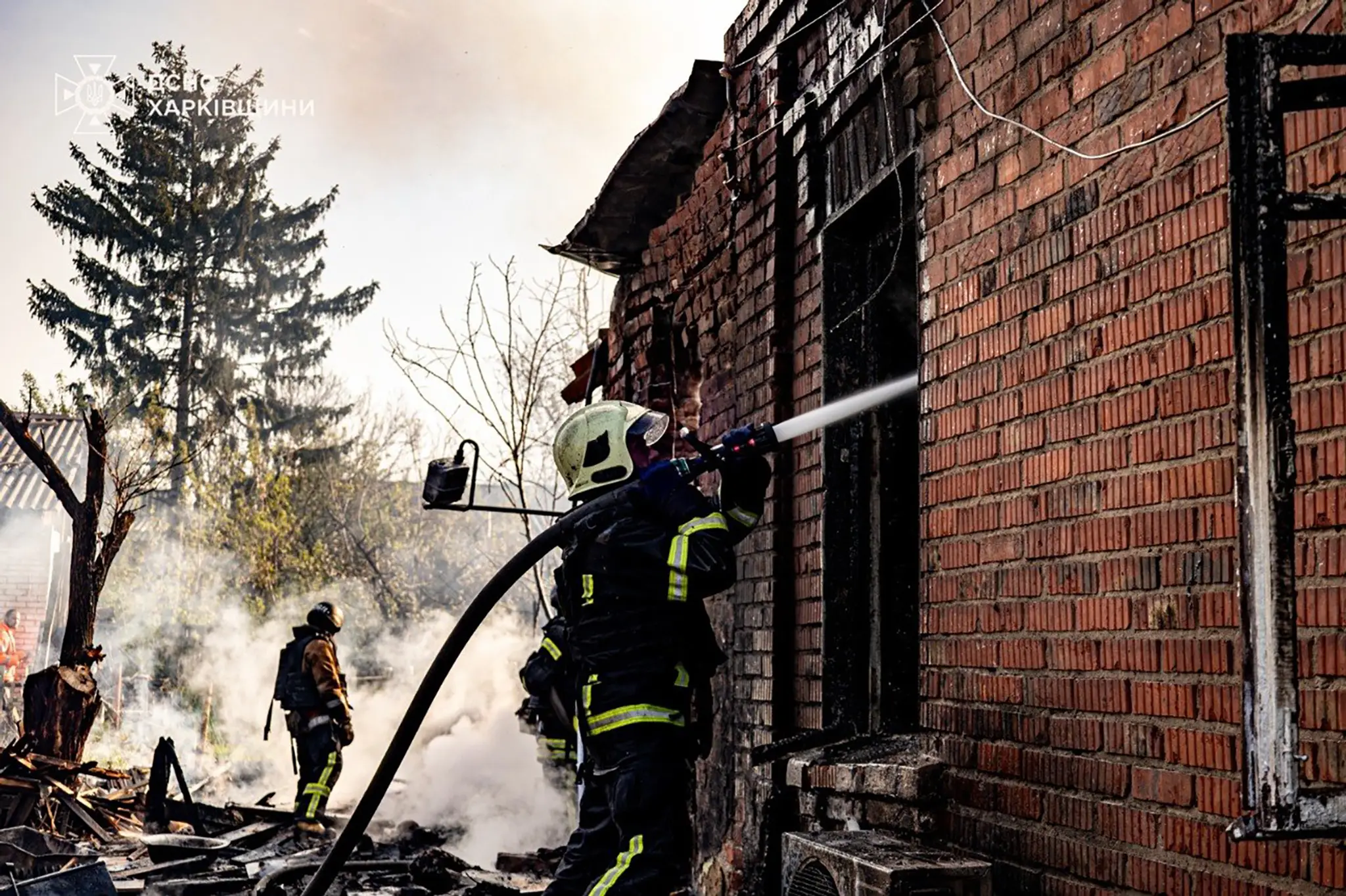 Na  fotografii, ktorú poskytla Ukrajinská záchranná služba, pracovníci záchranných zložiek hasia požiar, ktorý vznikol po útoku ruského dronu v Charkovskej oblasti.