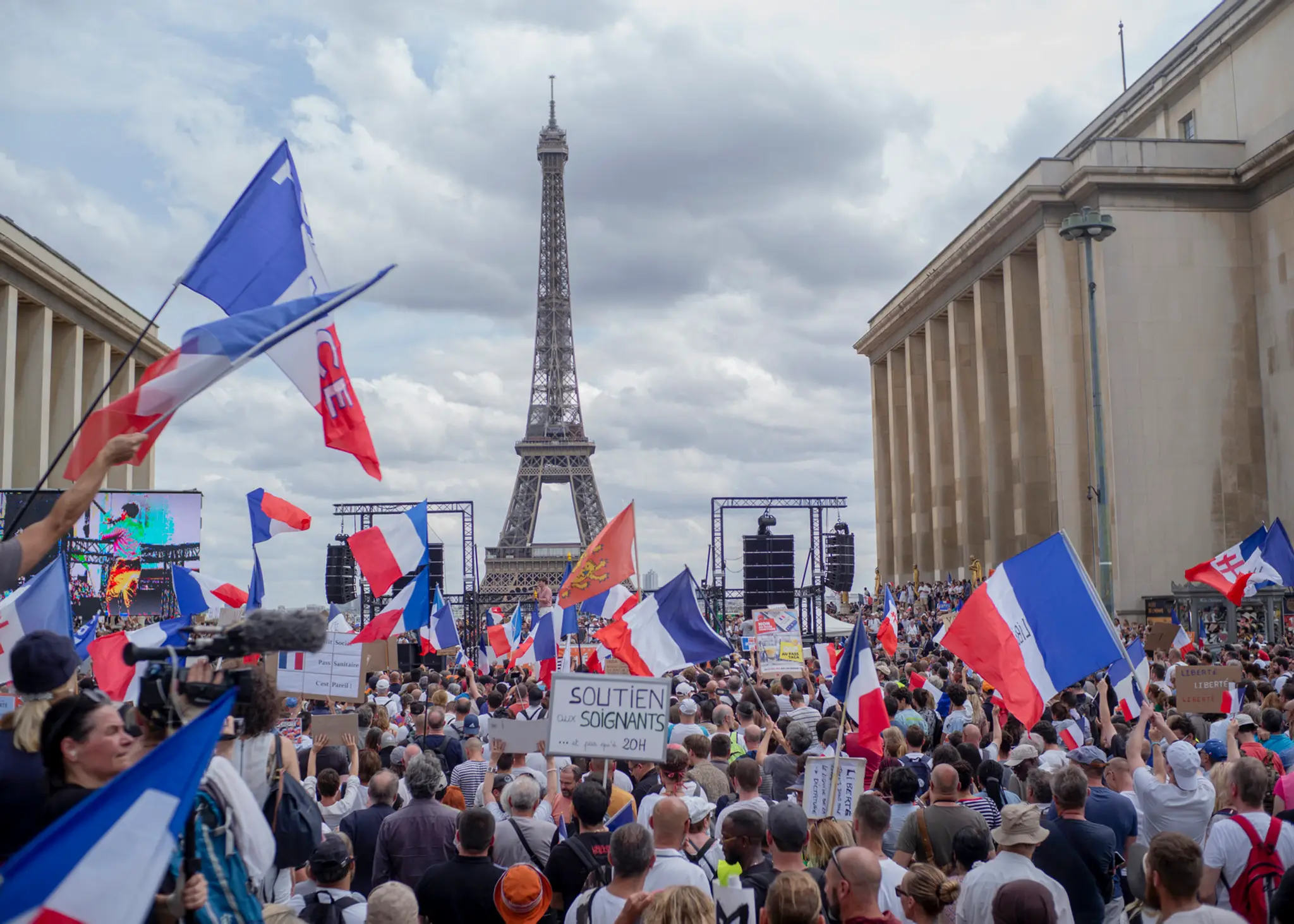 Tisíce ľudí sa zhromaždili neďaleko Eiffelovej veže počas protestu.