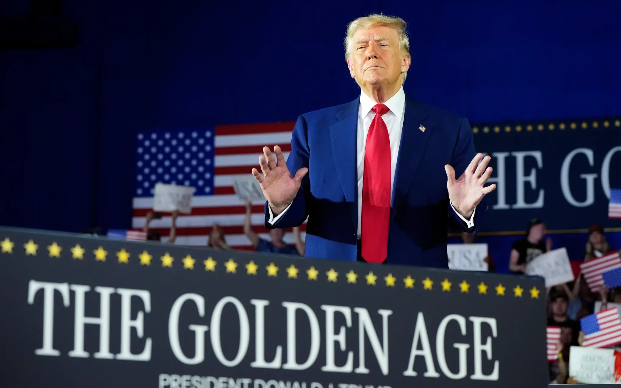 Americký prezident Donald Trump prichádza na príhovor pri príležitosti svojho stého dňa vo funkcii v meste Warren v americkom štáte Michigan.