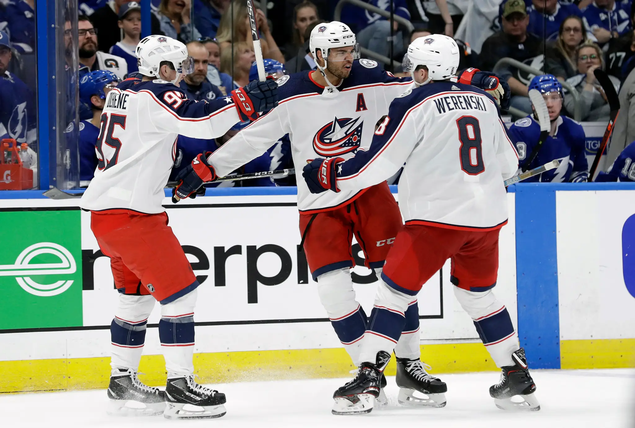 Radosť hráčov Pittsburghu po góle v 1. kole play off proti NY Islanders.