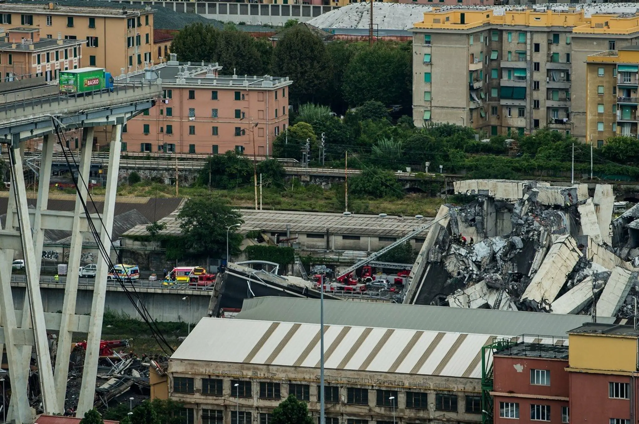 Na snímke nákladné auto stojí na diaľničnom moste Morandi pred časťou, ktorá sa z doteraz nezistených príčin zrútila.