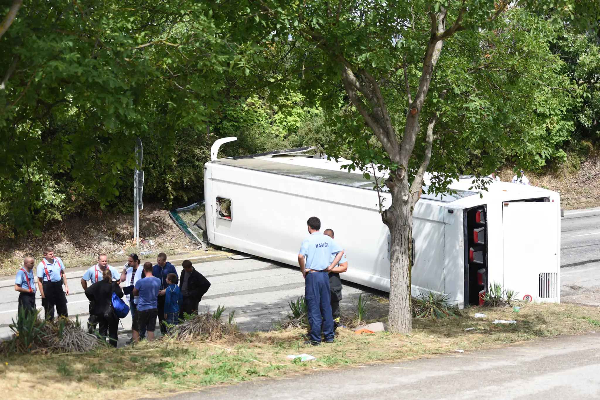Prevrátený autobus pri Bučanoch.