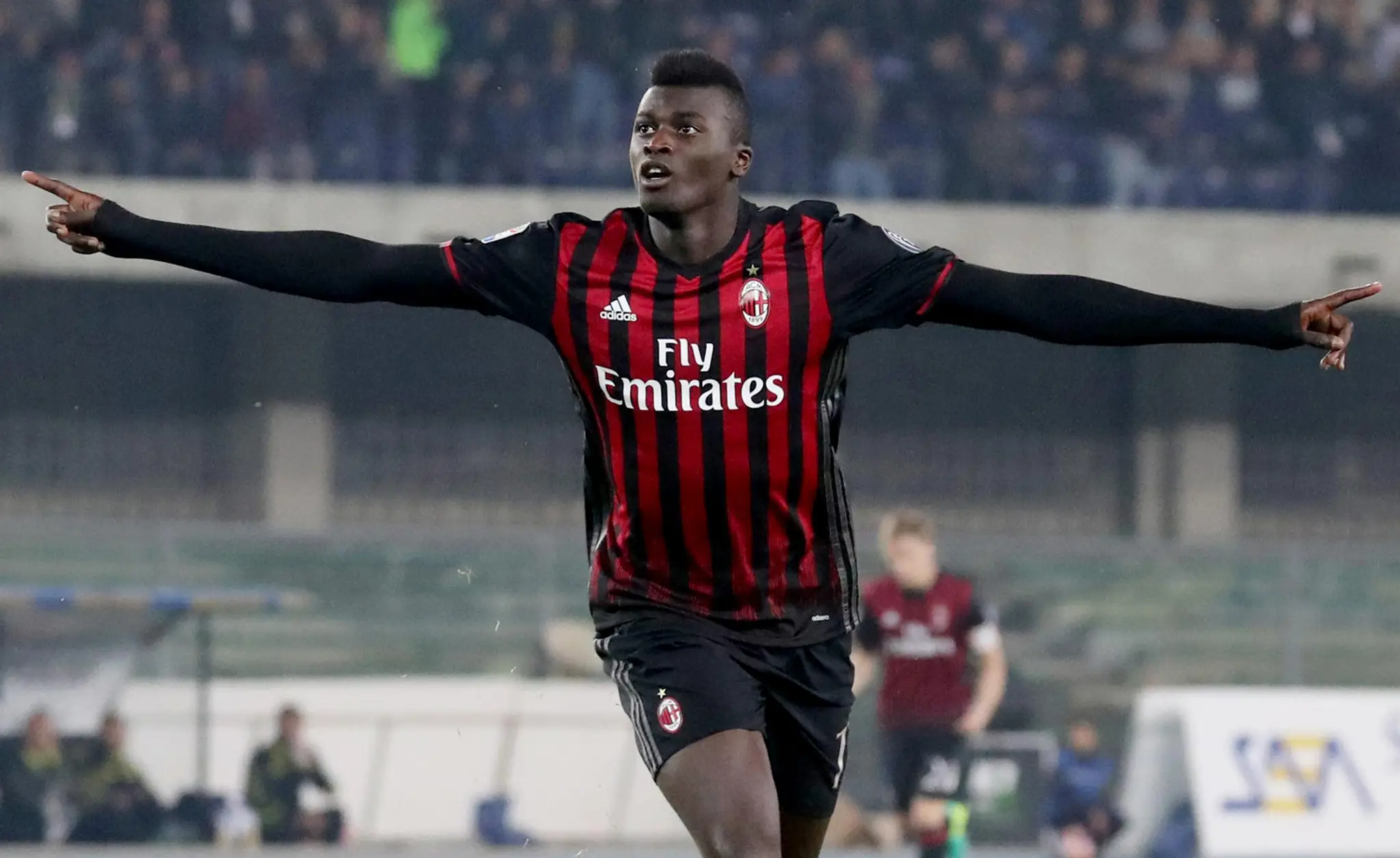 M'Baye Niang z AC Milána sa raduje z gólu.