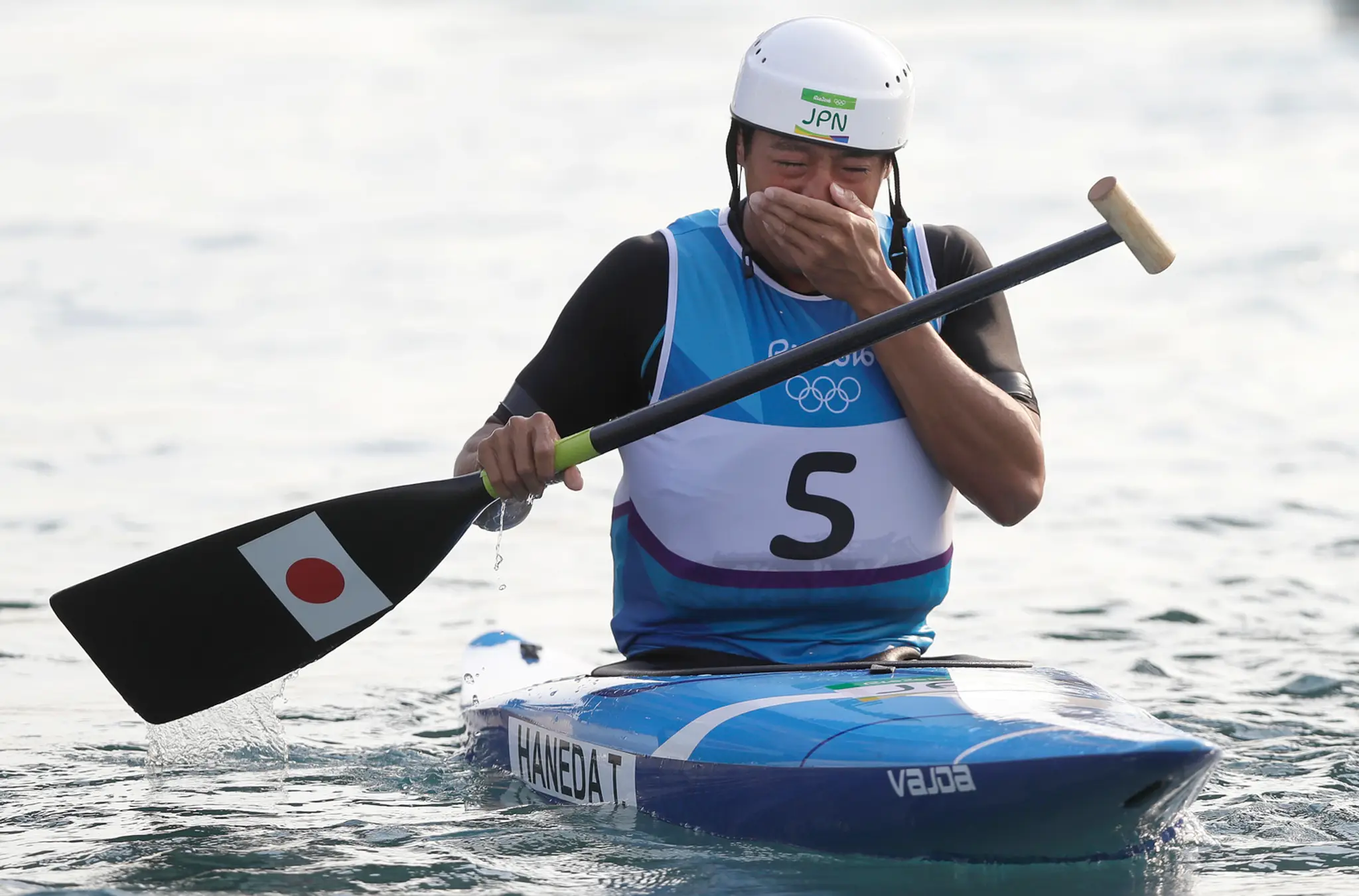 Slzy šťastia Japonca Takuja Hanedu po zisku bronzovej medaily.