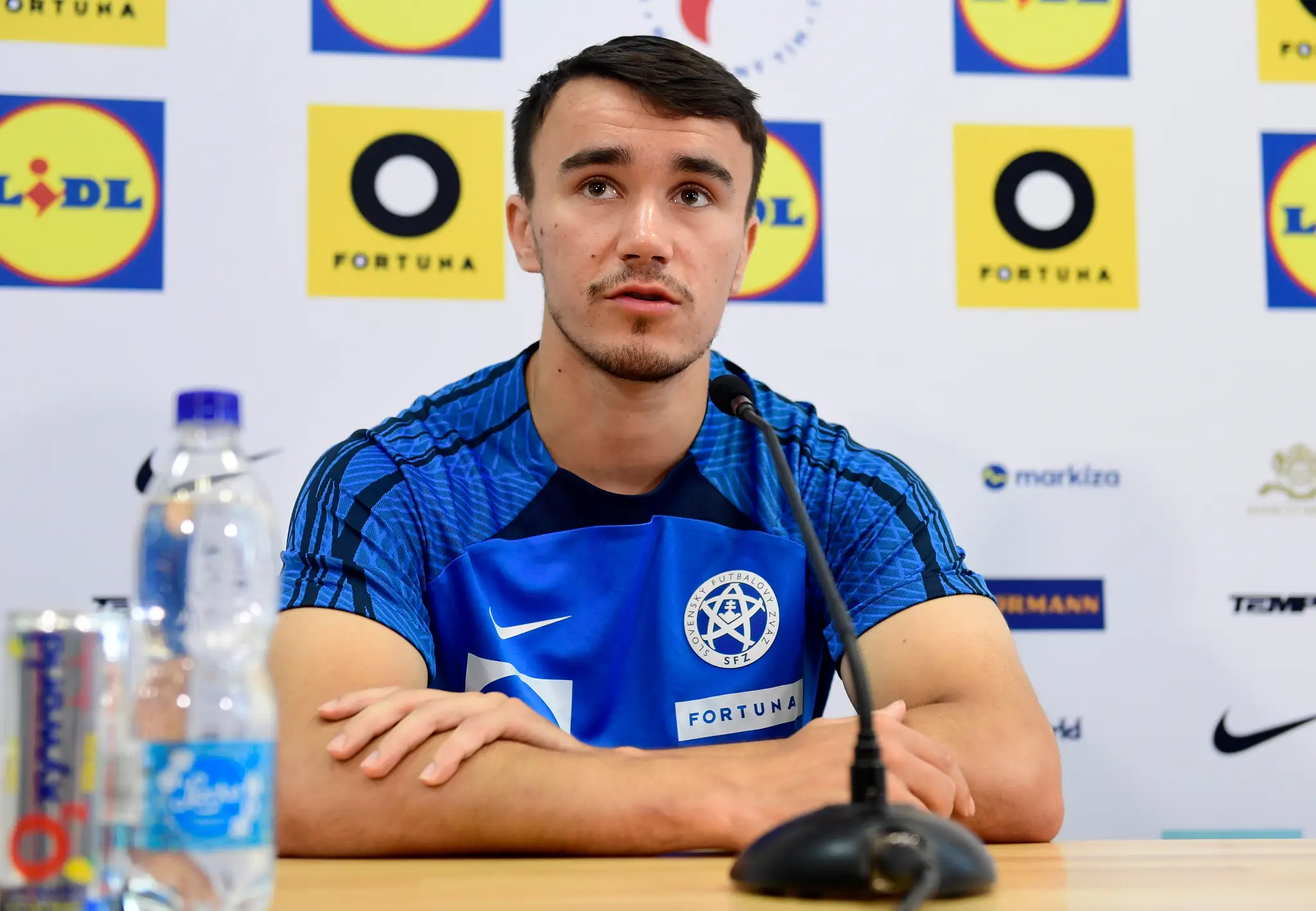 Na snímke slovenský futbalový reprezentant David Strelec počas tlačovej konferencie v nemeckom Mainzi