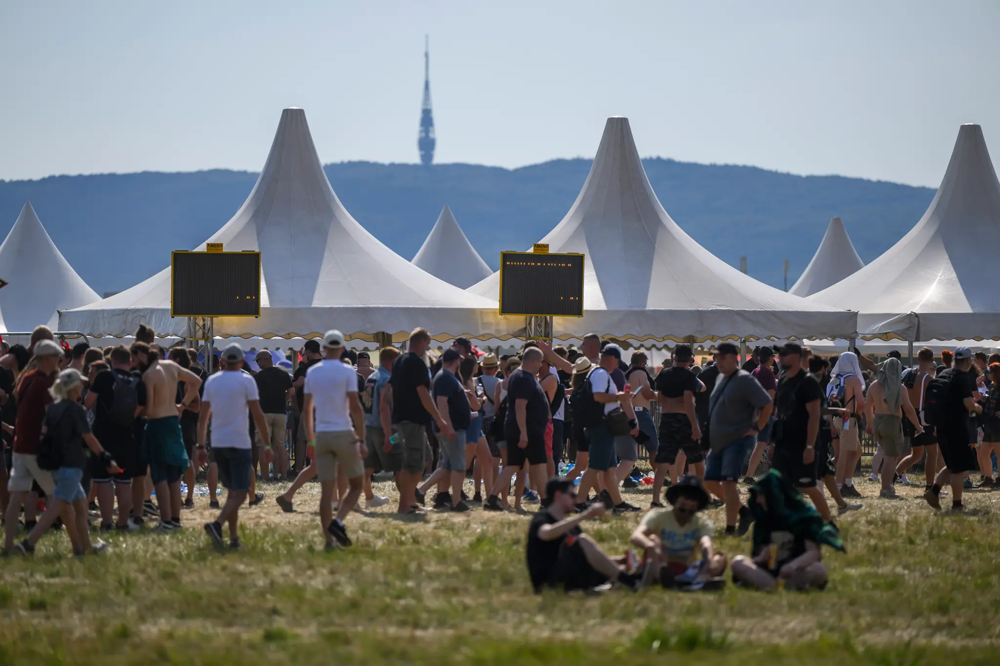 Fanúšikovia počas príchodu na koncert AC/DC.
