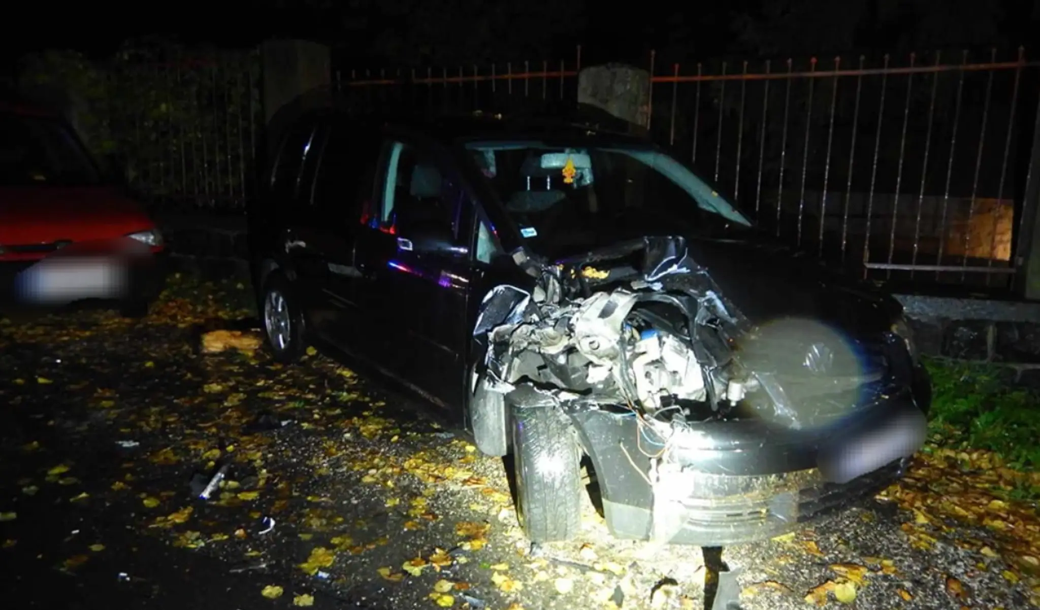 Poškodené auto po nehode v Kremnici.