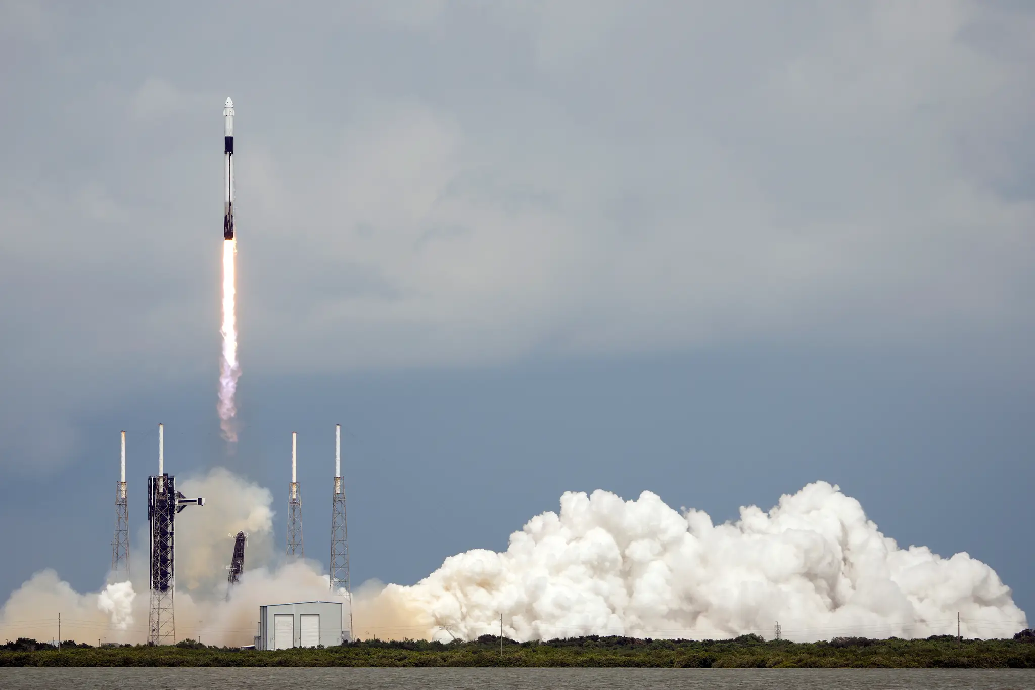 Nosná raketa Falcon 9 americkej spoločnosti SpaceX s dvoma členmi posádky štartuje k Medzinárodnej vesmírnej stanici (ISS) z Mysu Canaveral na Floride.