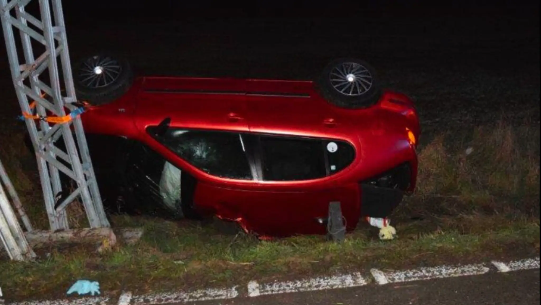 Na snímke prevrátené auto po nehode neďaleko Tornale.