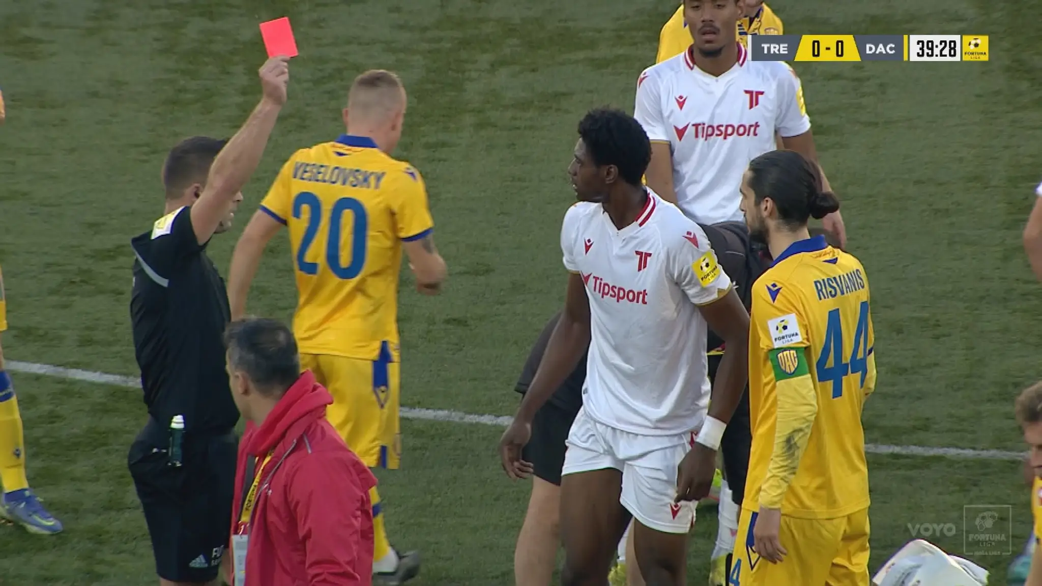 Chinonso Emeka (AS Trenčín) vidí druhú žltú kartu a ide predčasne pod sprchy.